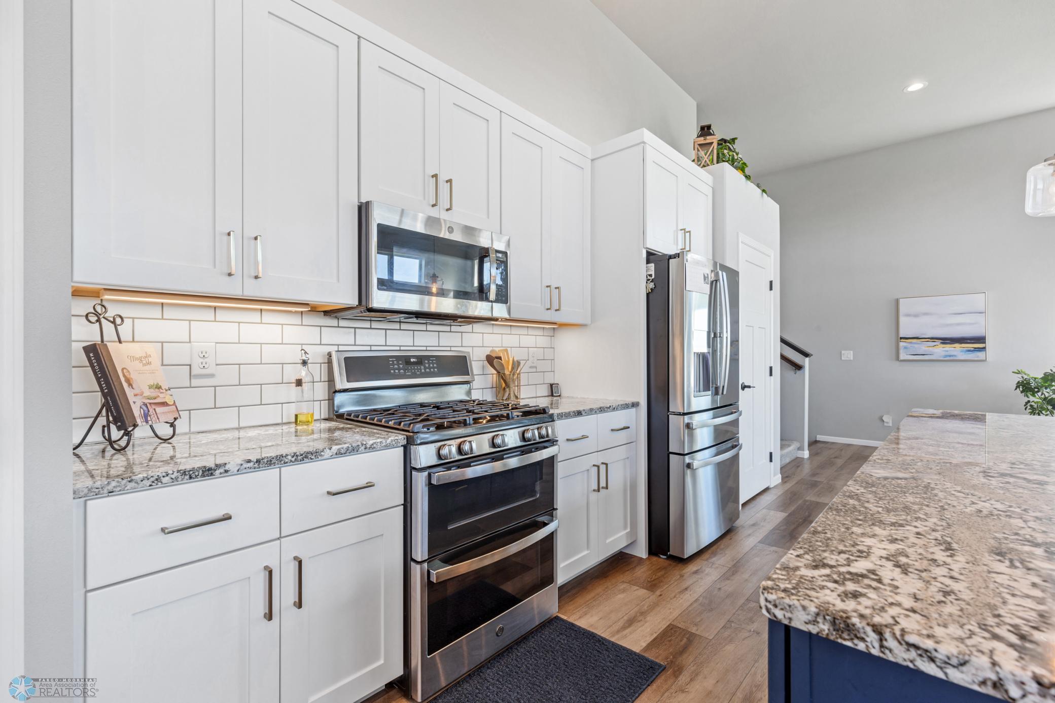 Gas Cooking, Double Oven & Tile Backsplash