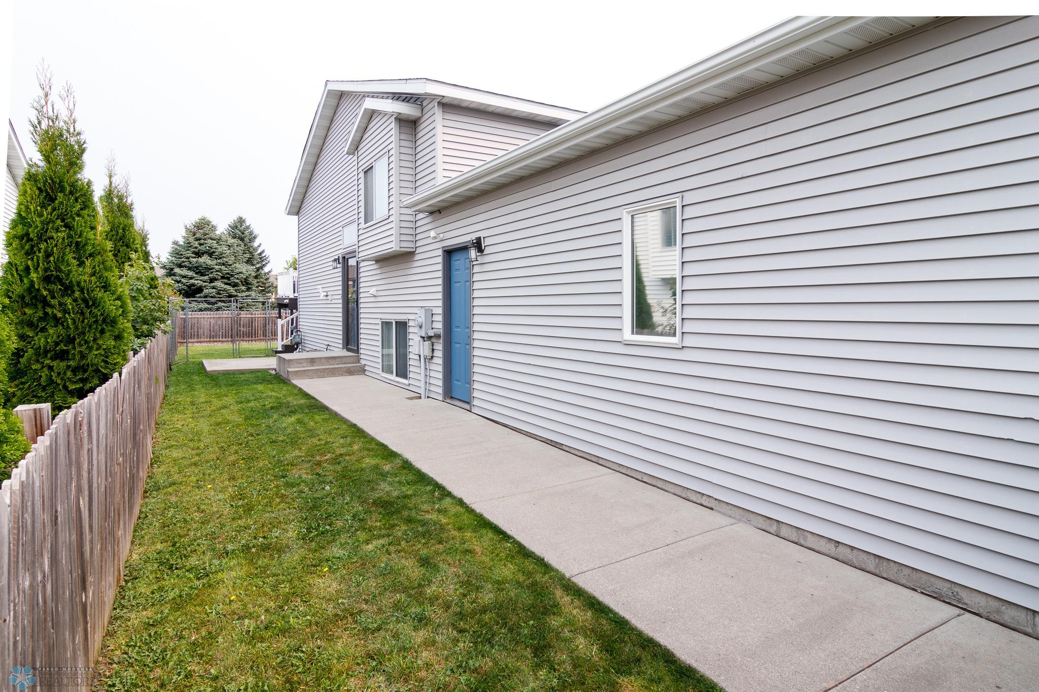 Entrance/Side Yard