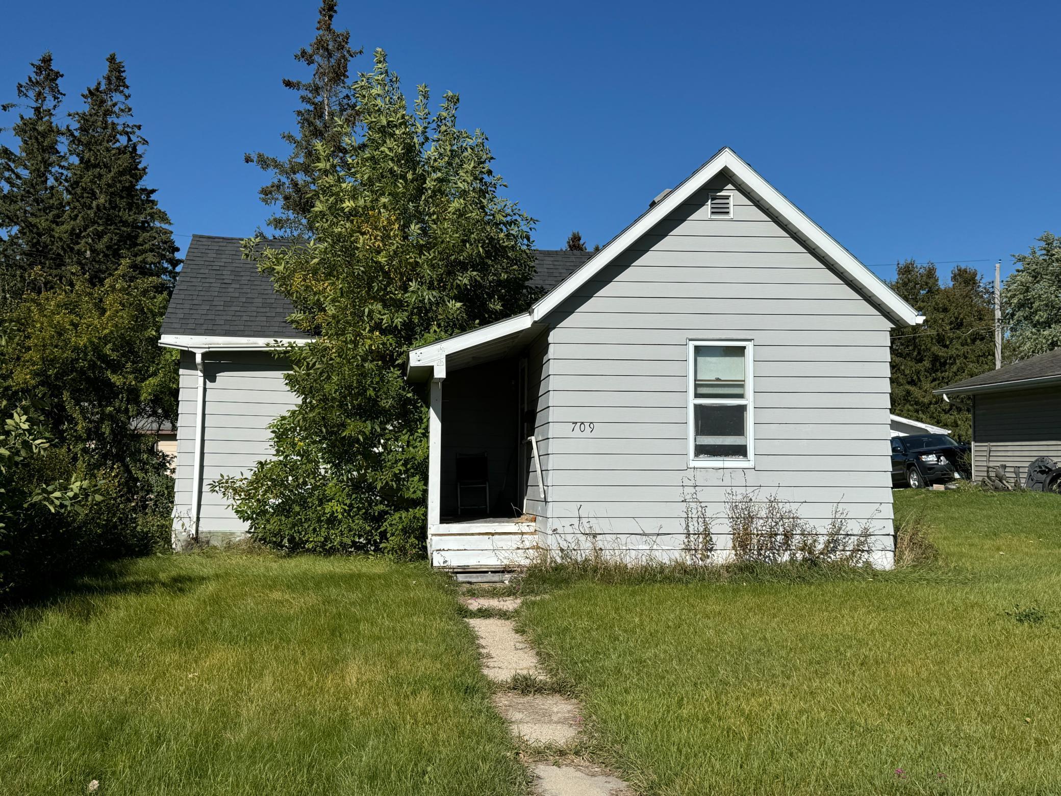 709 Center Street E, Roseau, MN 56751