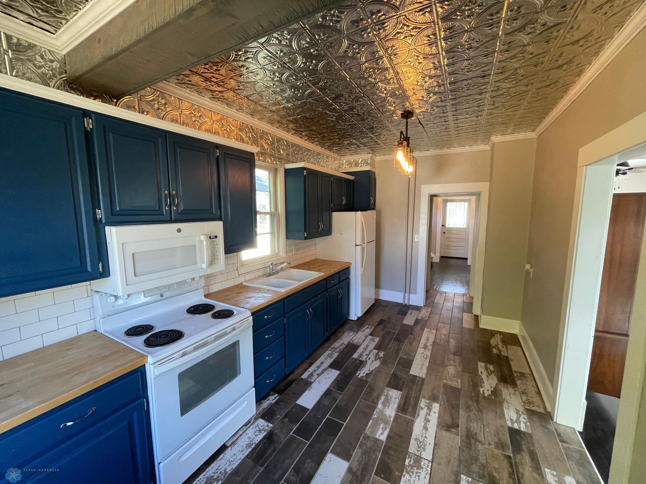 Main floor: kitchen