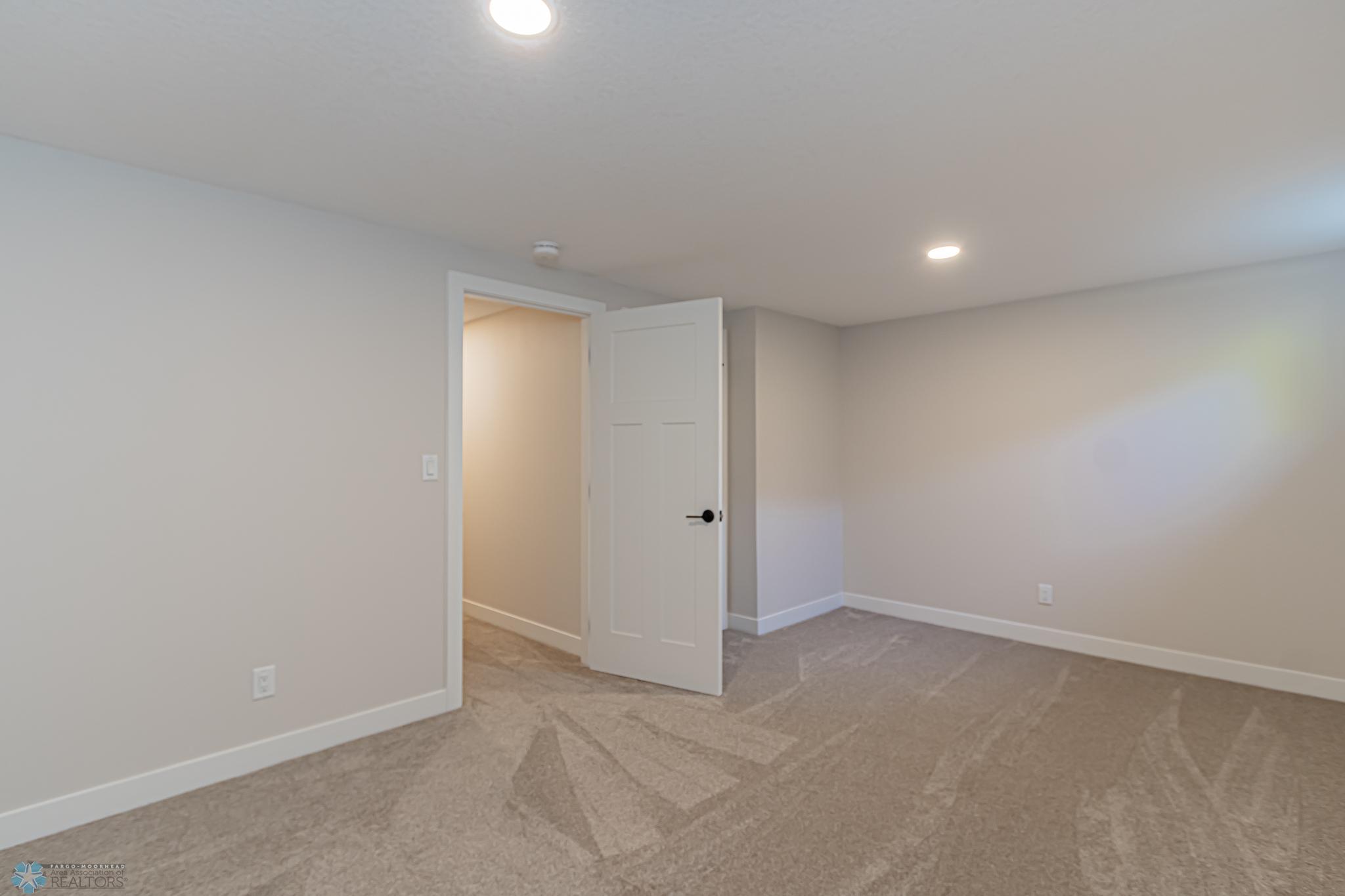 3307 River Dr S, Fargo, ND 58104-11.jpg