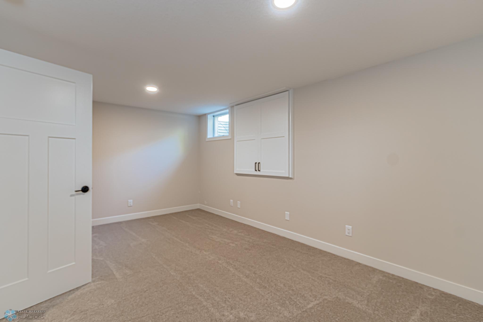 3307 River Dr S, Fargo, ND 58104-12.jpg
