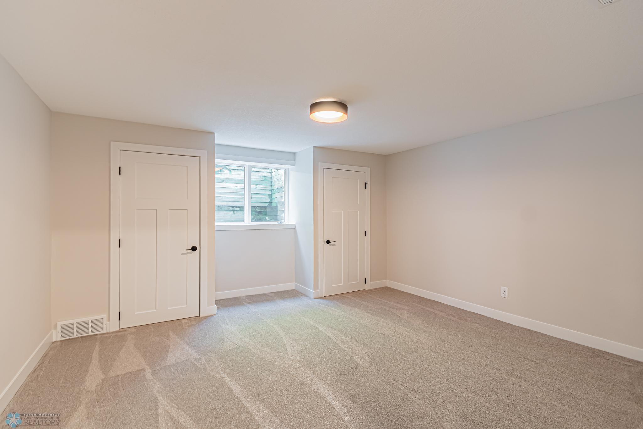 3307 River Dr S, Fargo, ND 58104-15.jpg