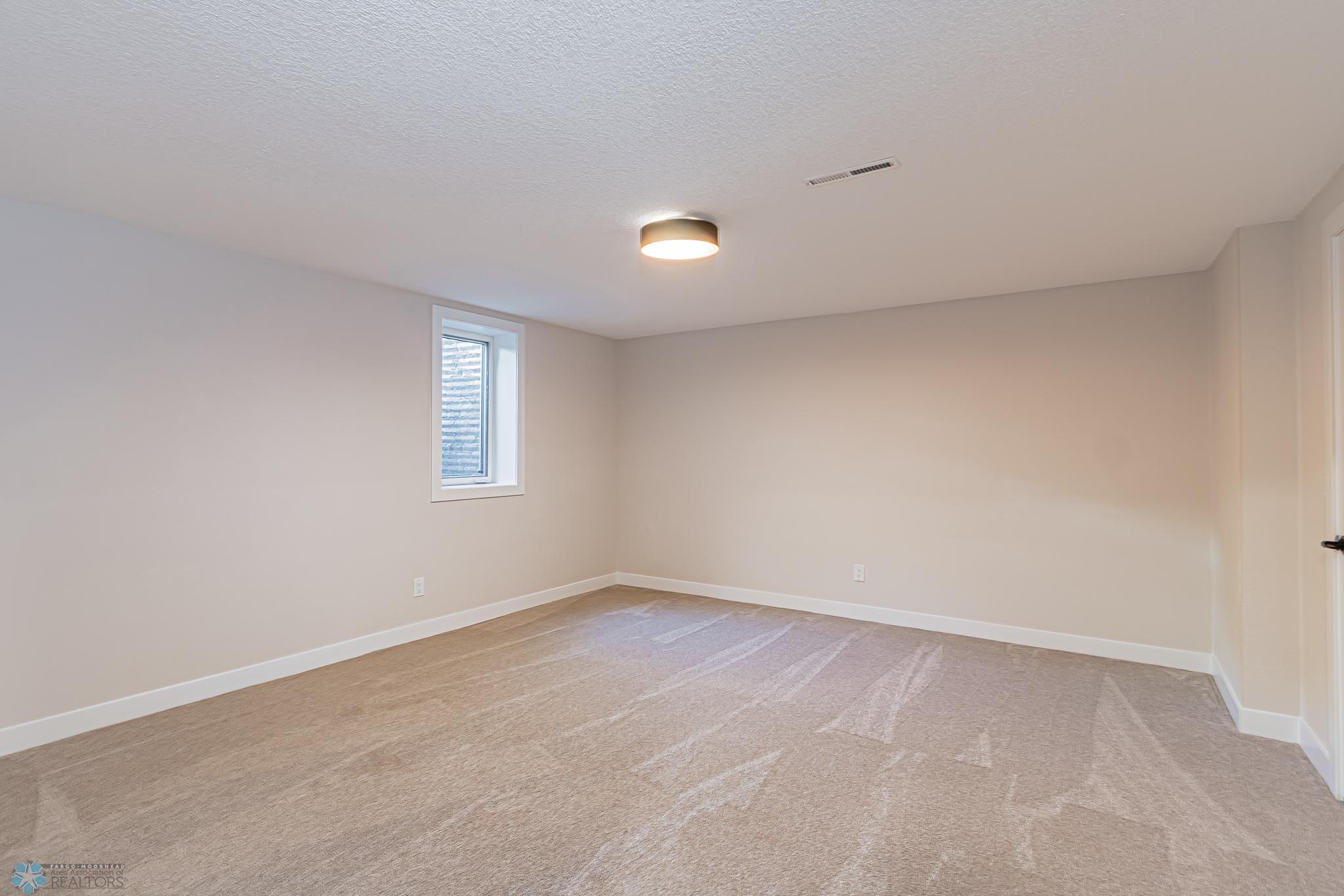 3307 River Dr S, Fargo, ND 58104-17.jpg