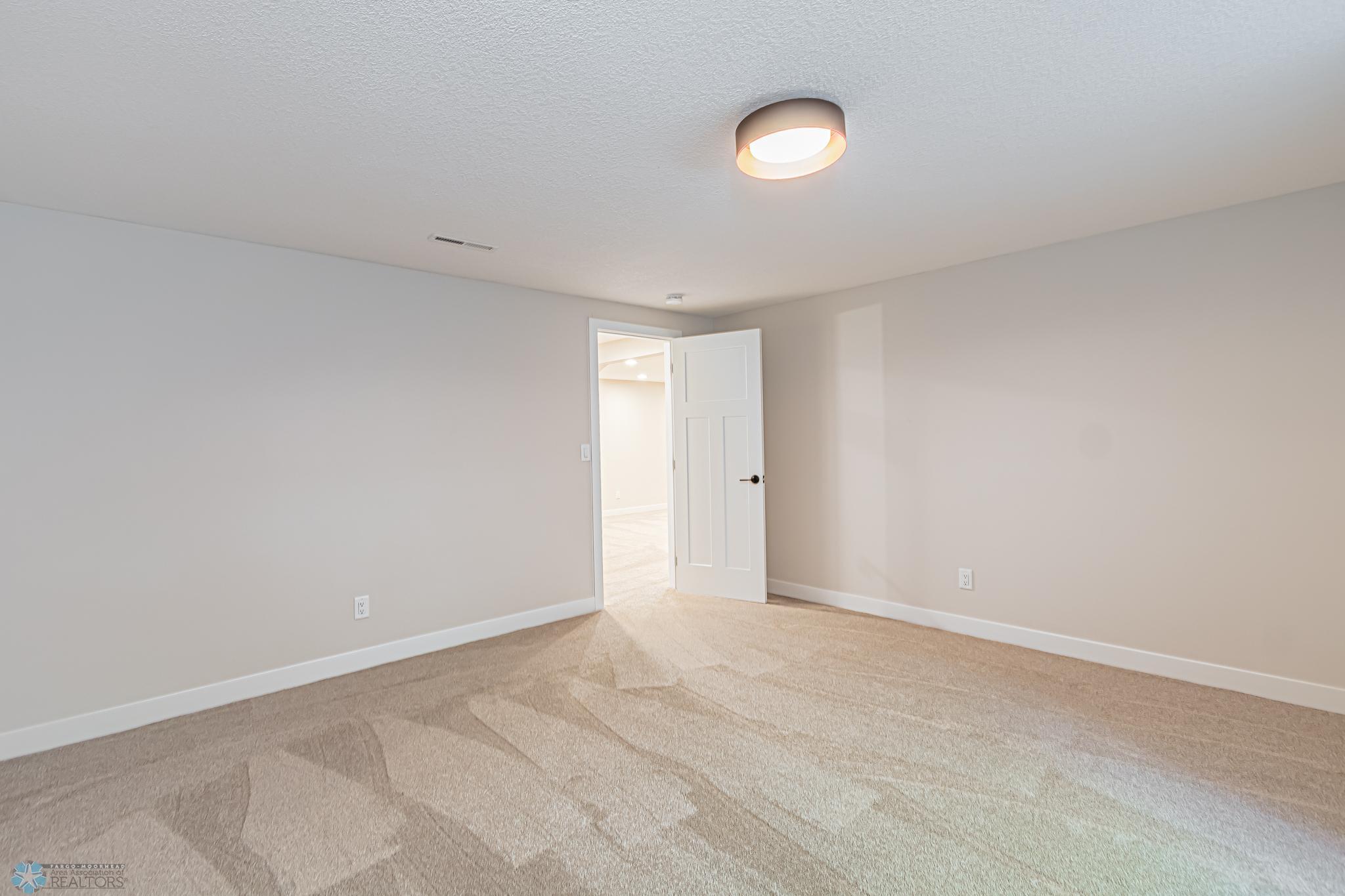 3307 River Dr S, Fargo, ND 58104-14.jpg