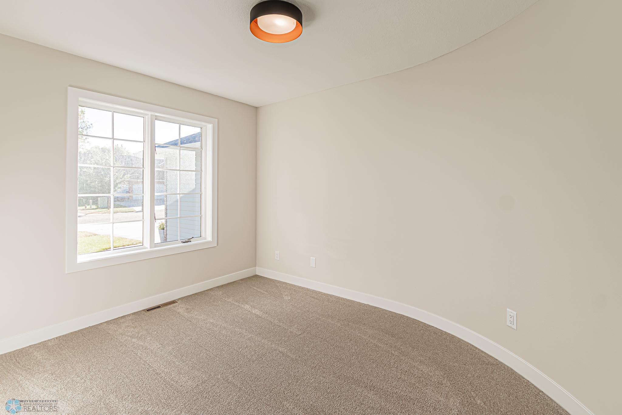 3307 River Dr S, Fargo, ND 58104-27.jpg