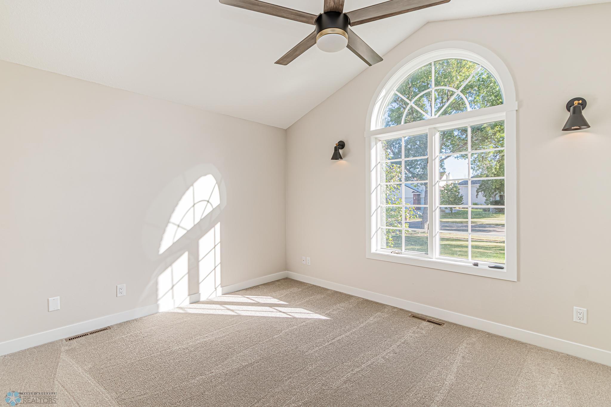 3307 River Dr S, Fargo, ND 58104-30.jpg