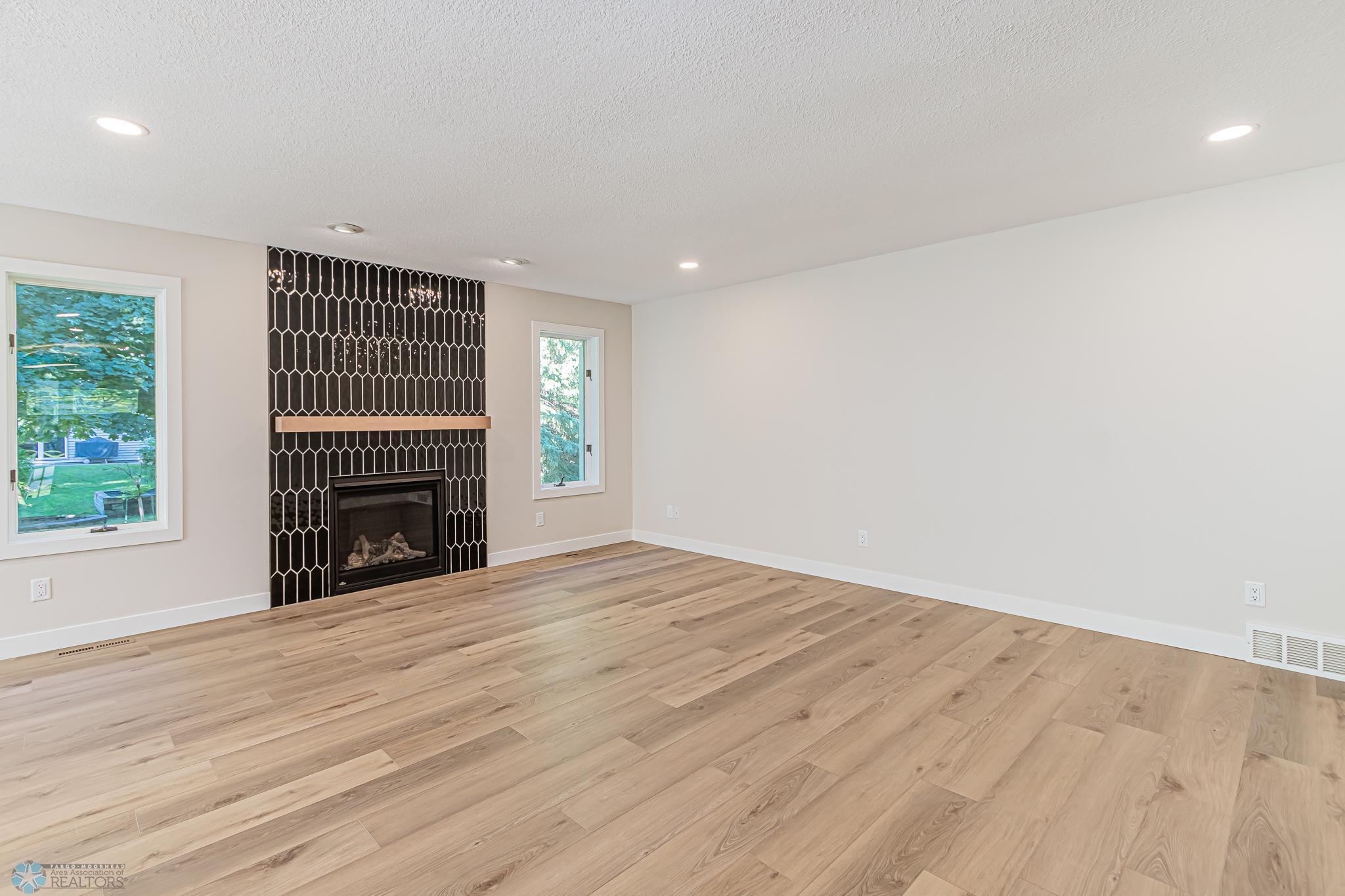 3307 River Dr S, Fargo, ND 58104-38.jpg