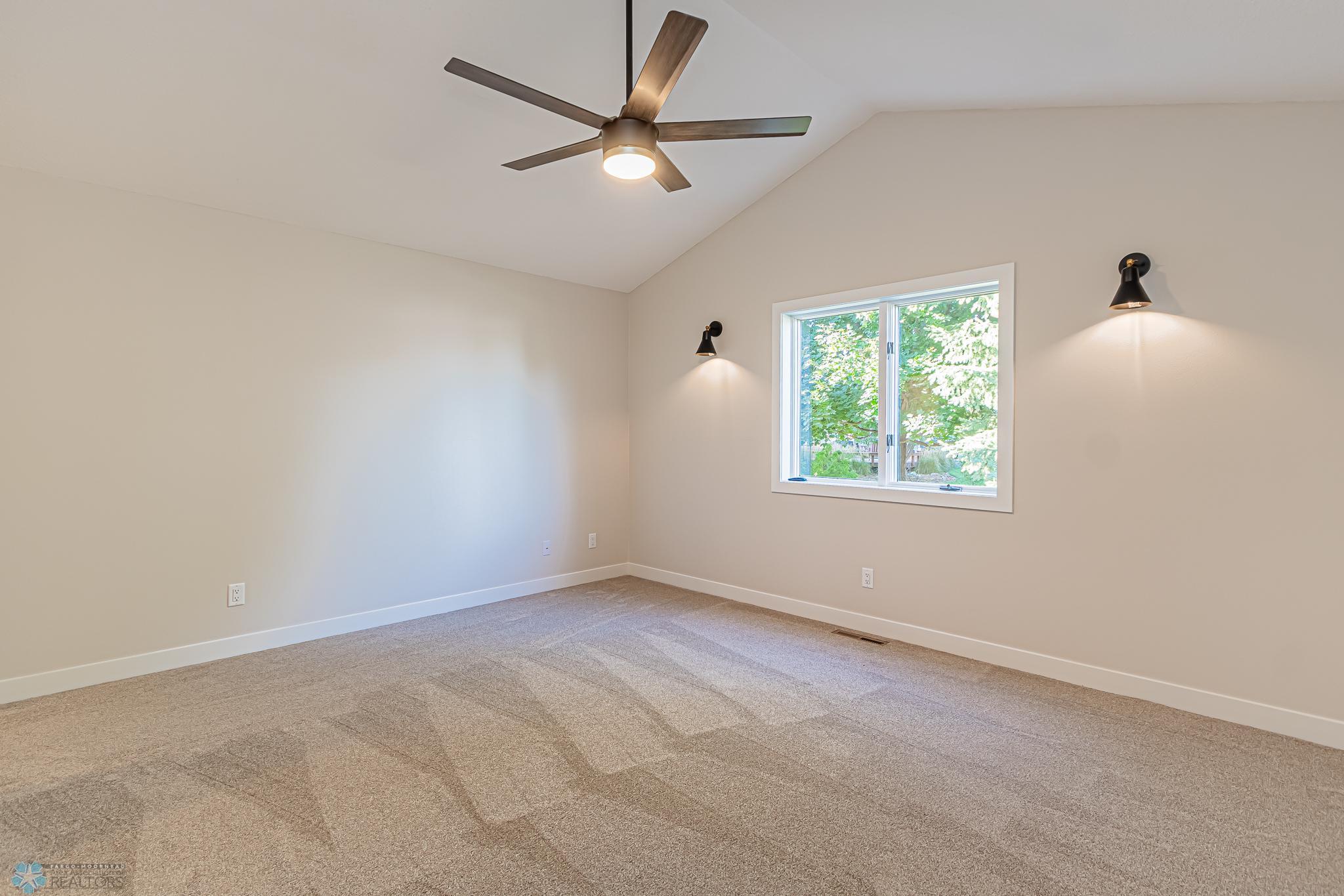 3307 River Dr S, Fargo, ND 58104-23.jpg