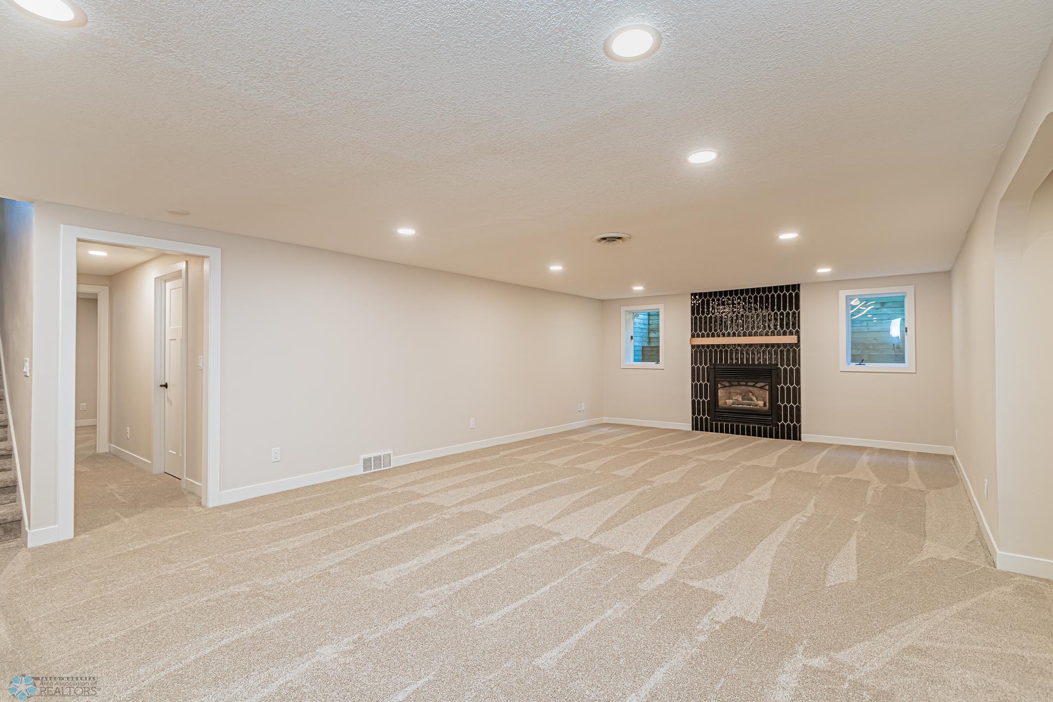 3307 River Dr S, Fargo, ND 58104-20.jpg