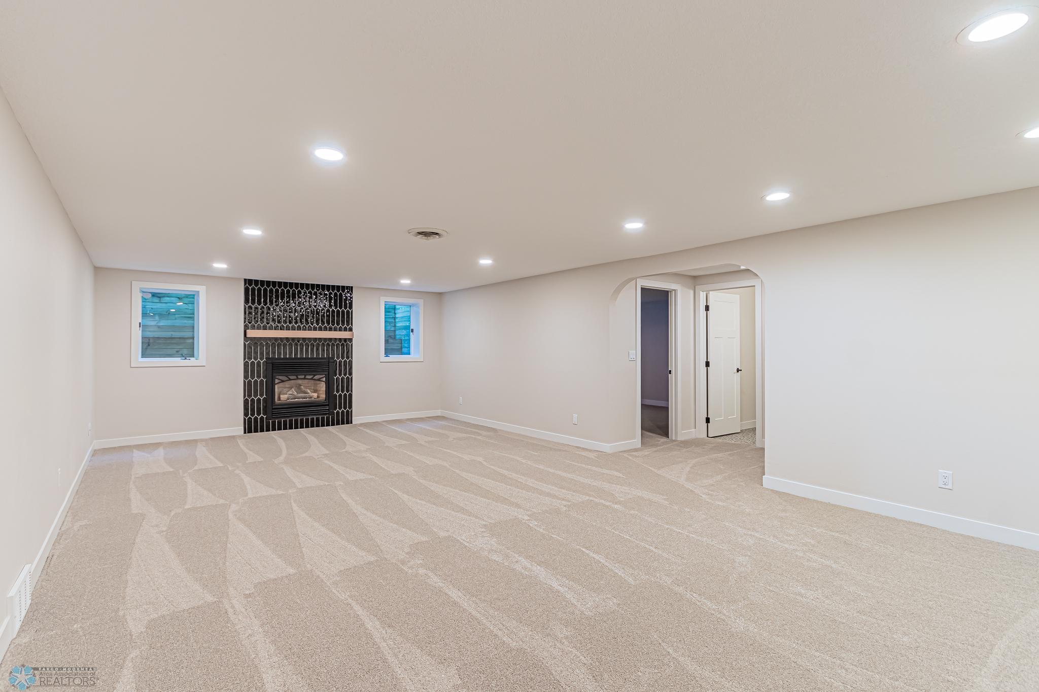 3307 River Dr S, Fargo, ND 58104-19.jpg