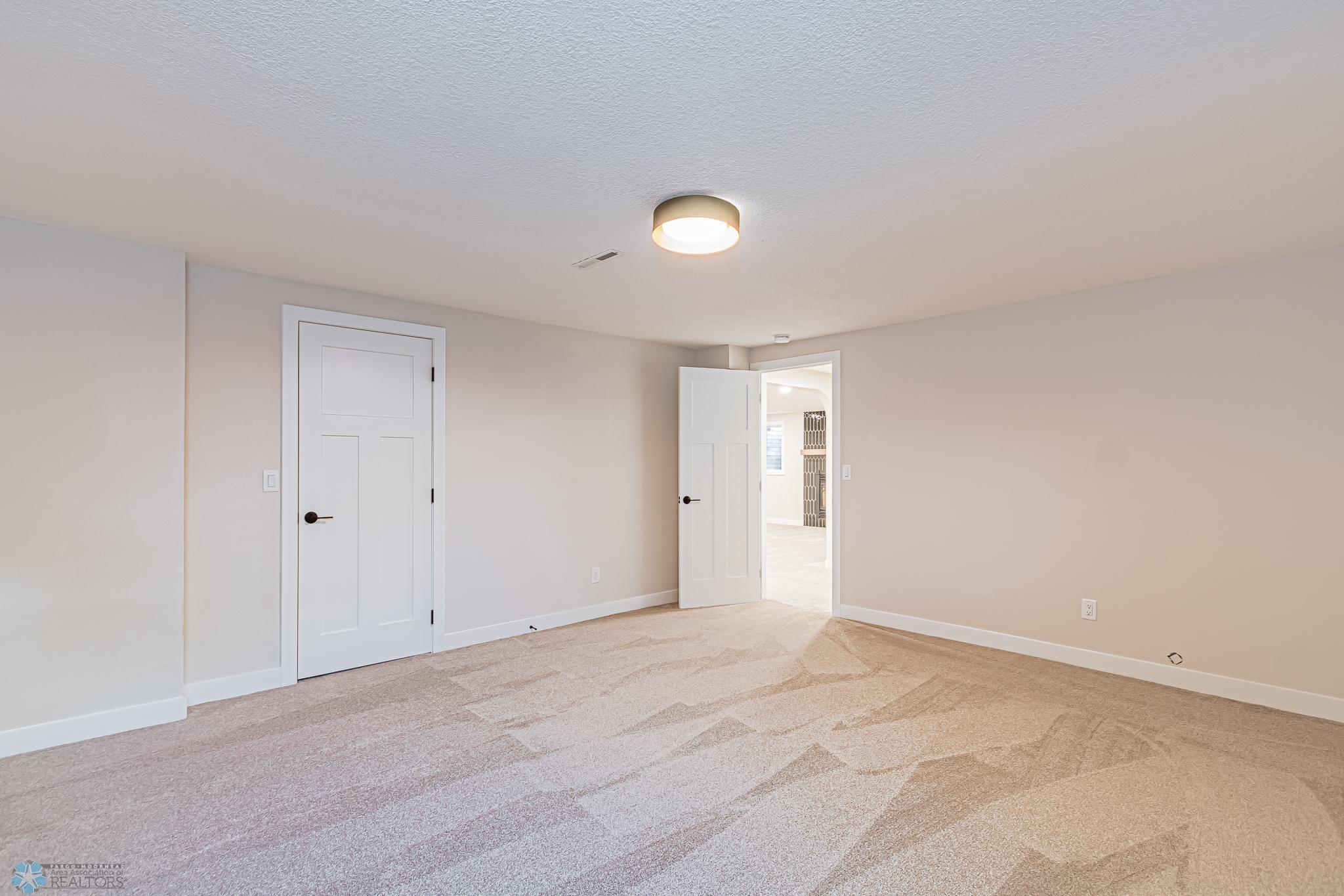 3307 River Dr S, Fargo, ND 58104-16.jpg