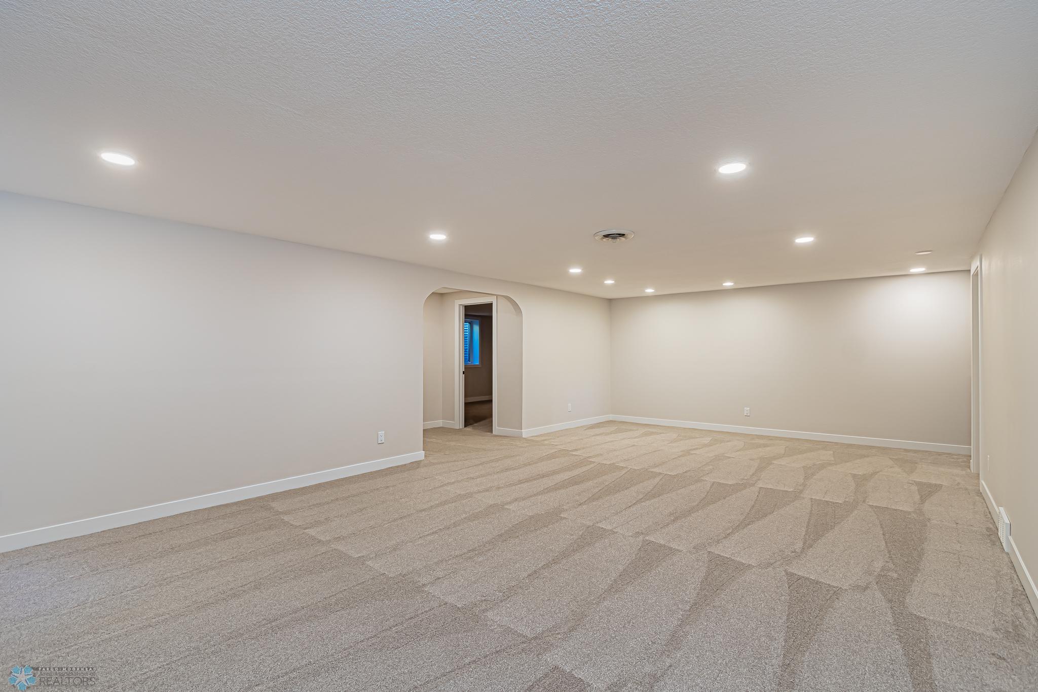 3307 River Dr S, Fargo, ND 58104-18.jpg