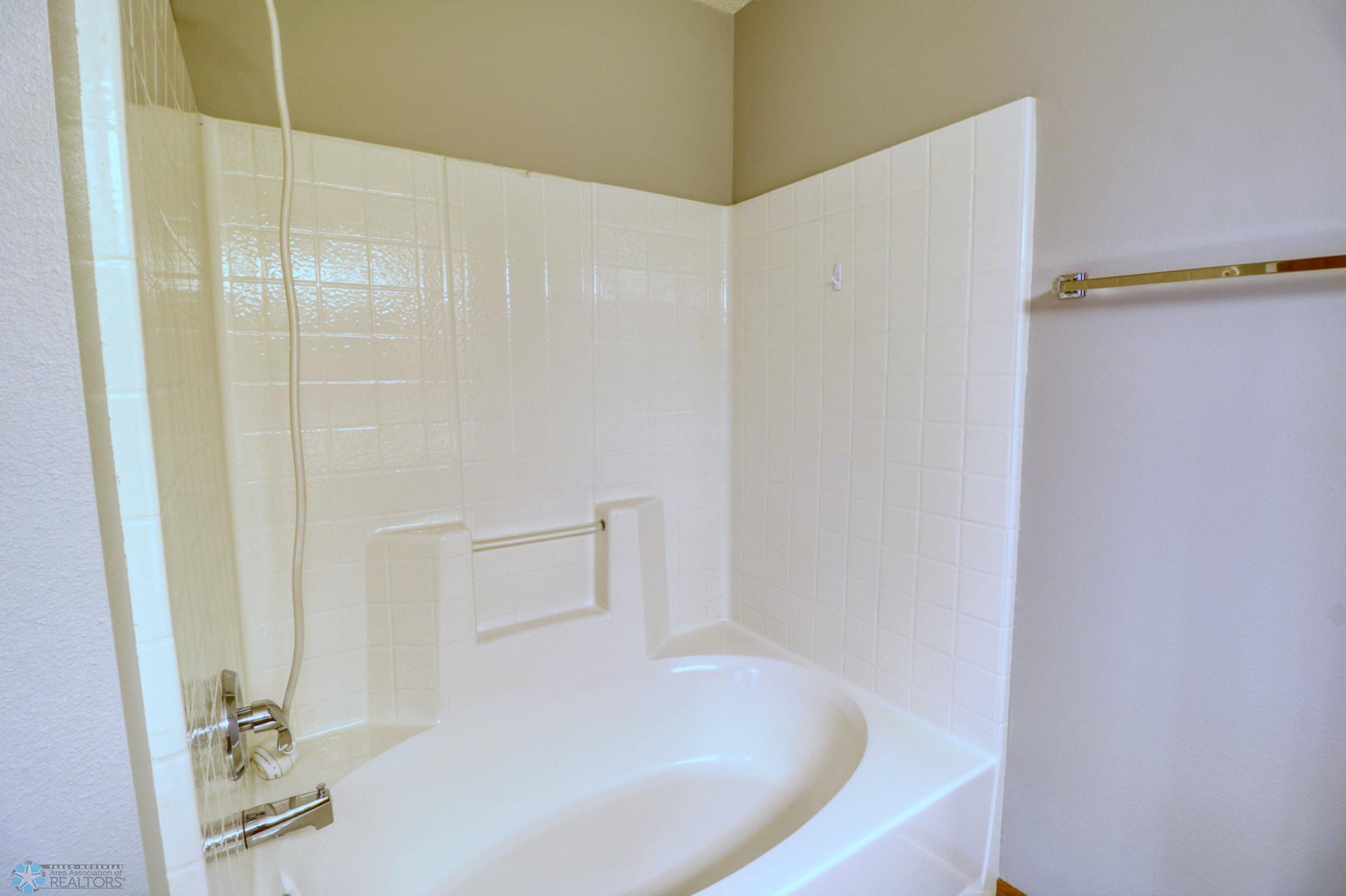 Bathroom1_3.jpg
