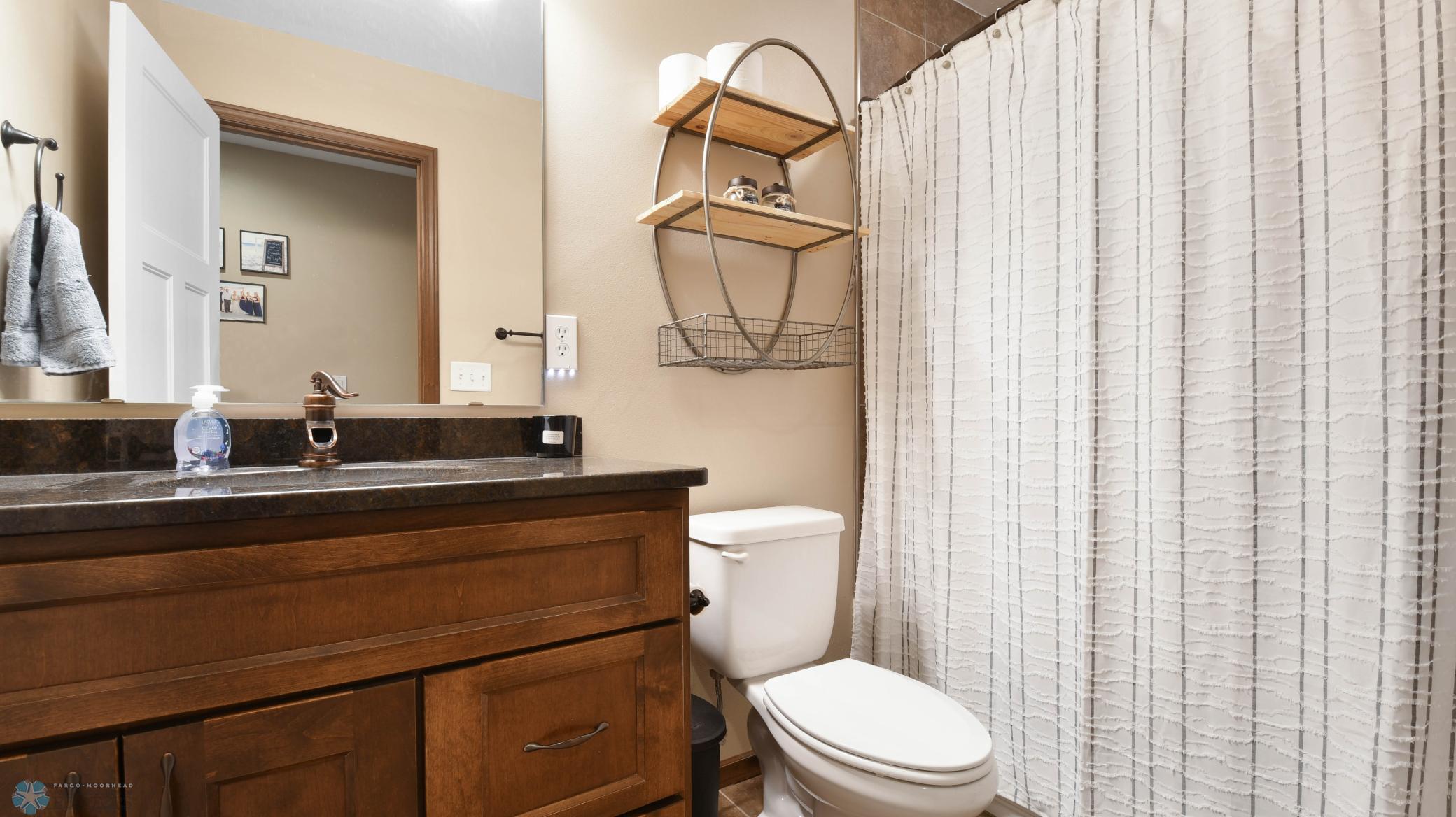 Bathroom 2 w/tub