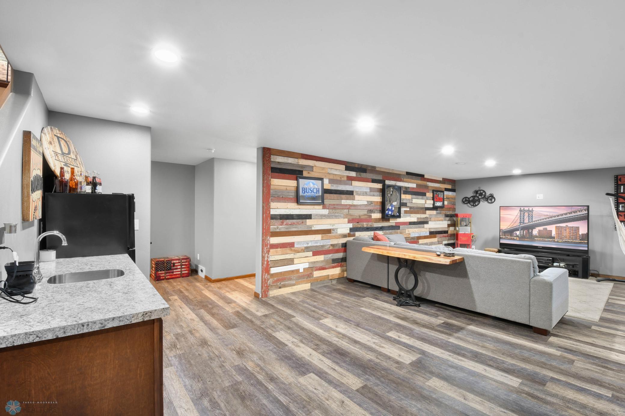 Basement Family Room w/wet bar