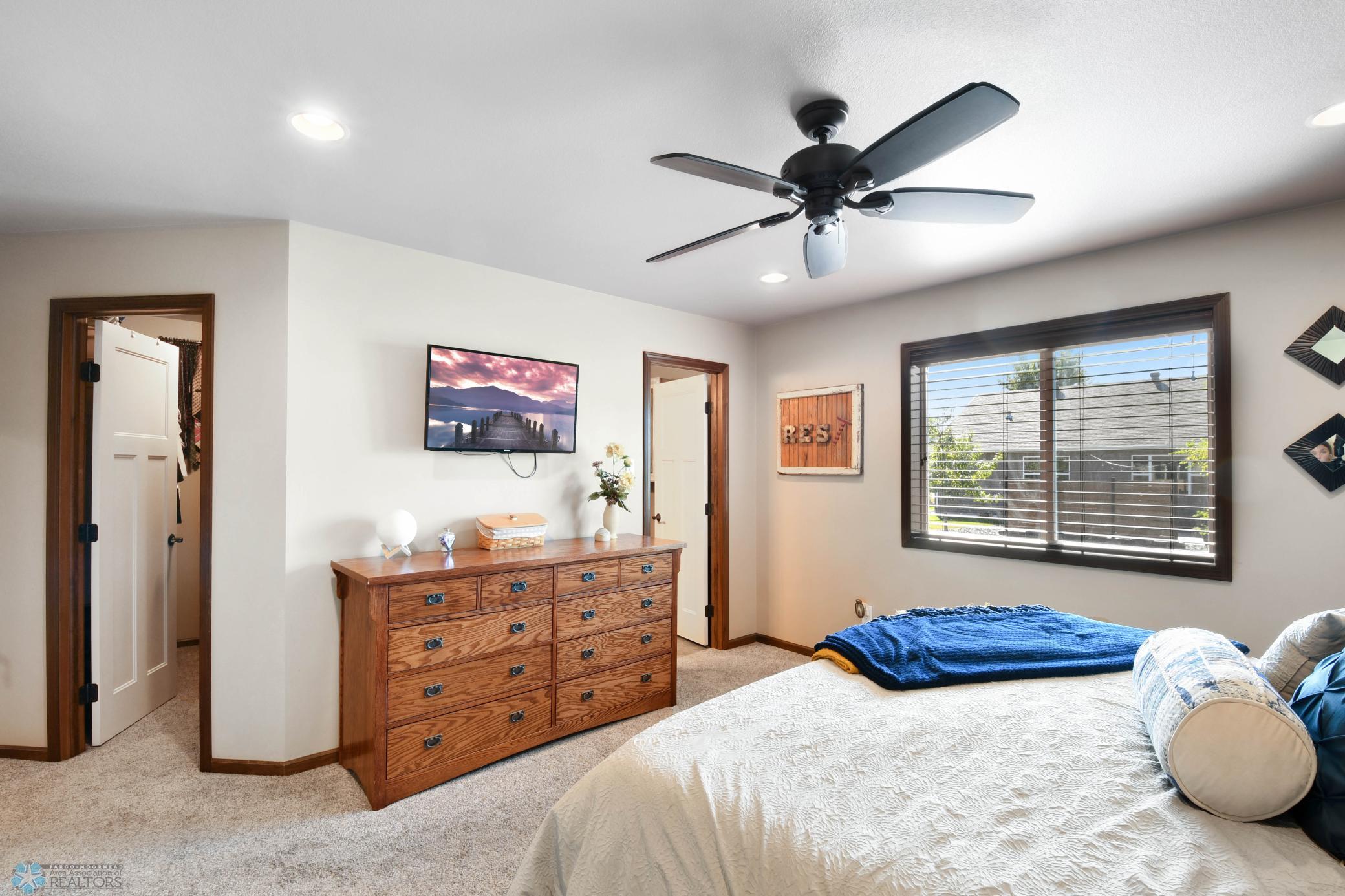 Master Bedroom w/ceiling fans