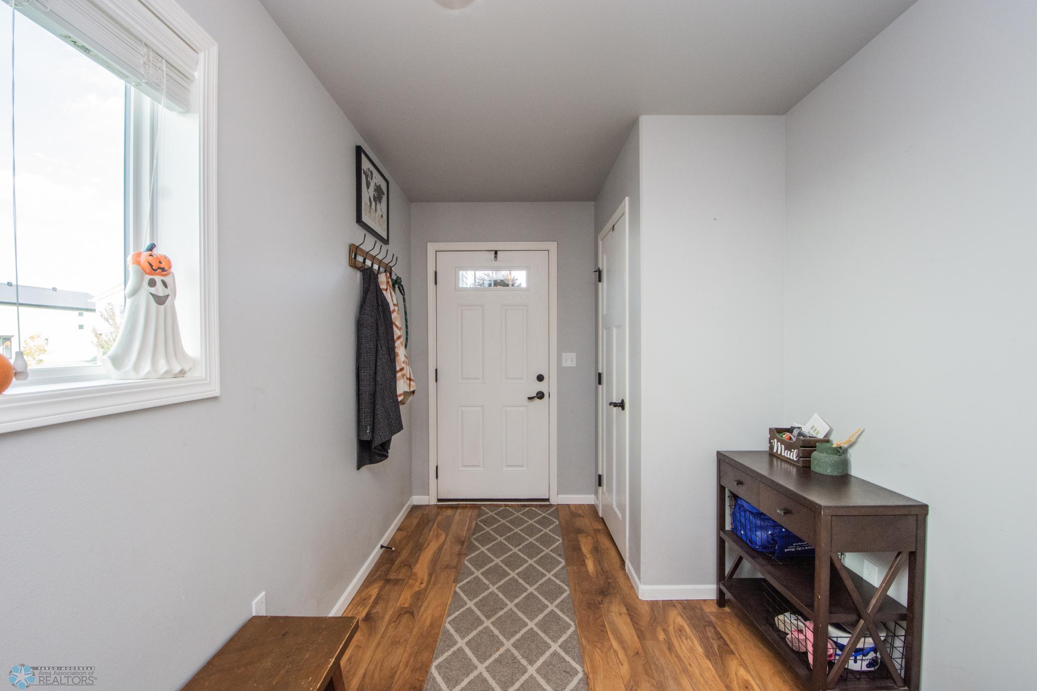Large Front Foyer w/Coat Closet