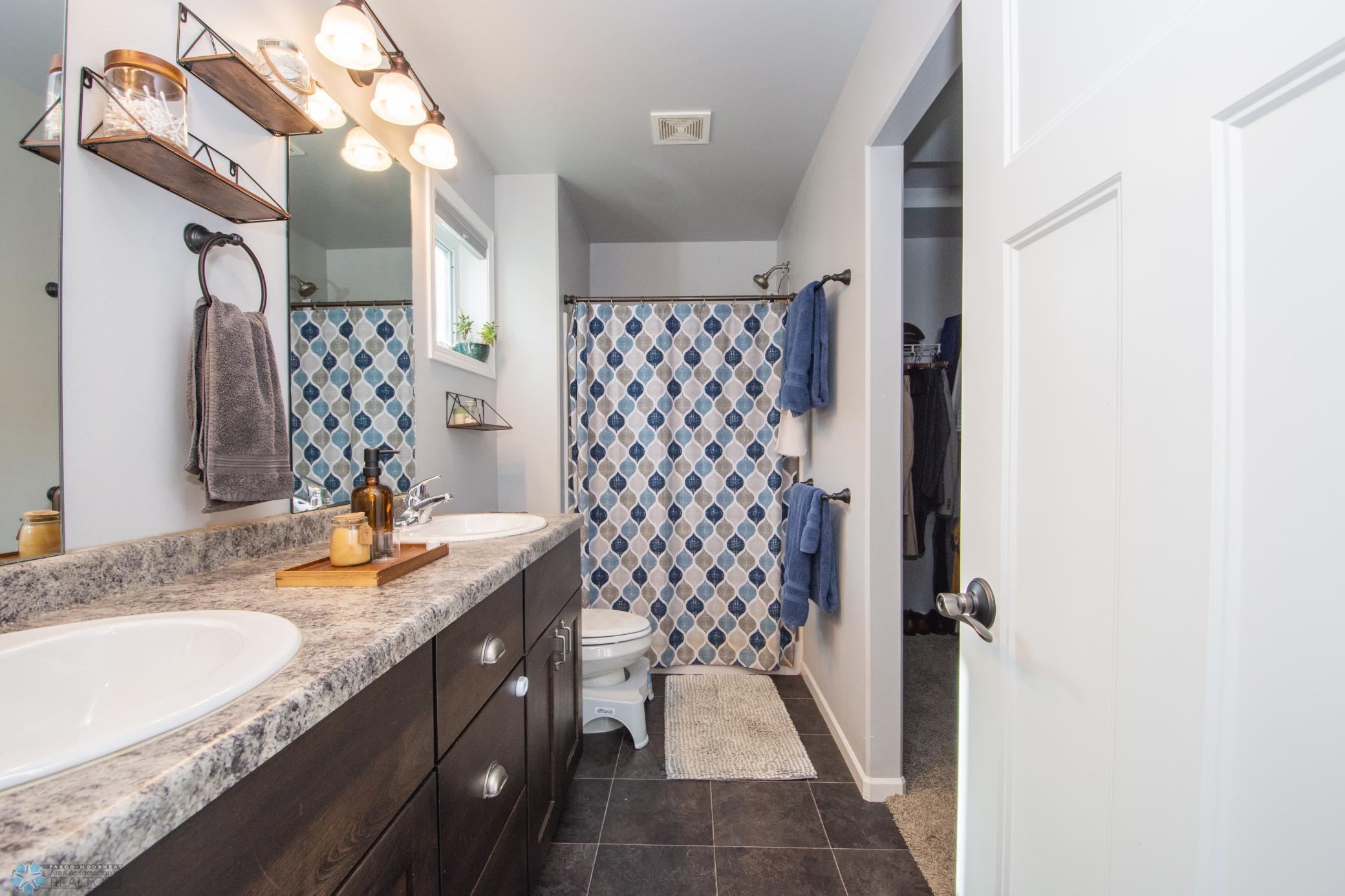 Master Bathroom (3/4)