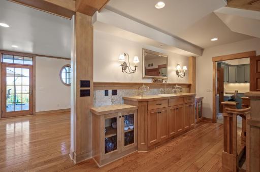This open-concept layout ensures a natural flow between cooking, dining, and lounging, all within a warm and welcoming atmosphere.