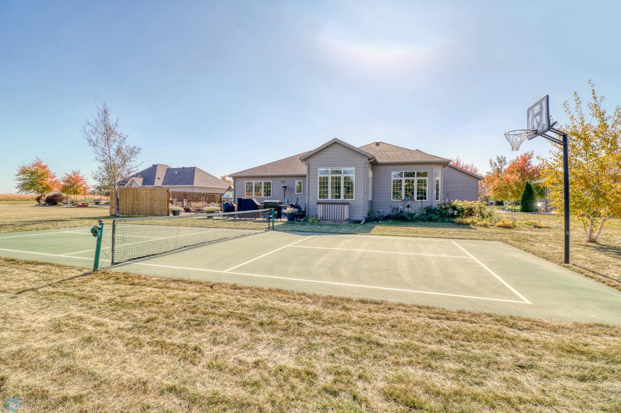 Backyard w Pickleball Court! 1_0.jpg