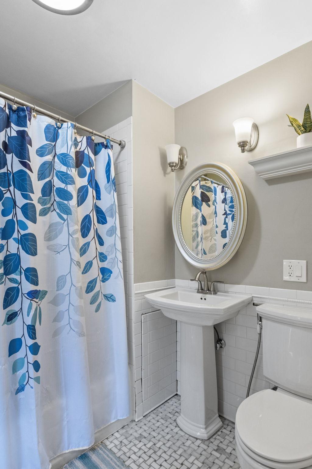 Upper level full bath.