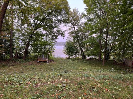 Nice very gentle slope to the lake. No stairs needed.