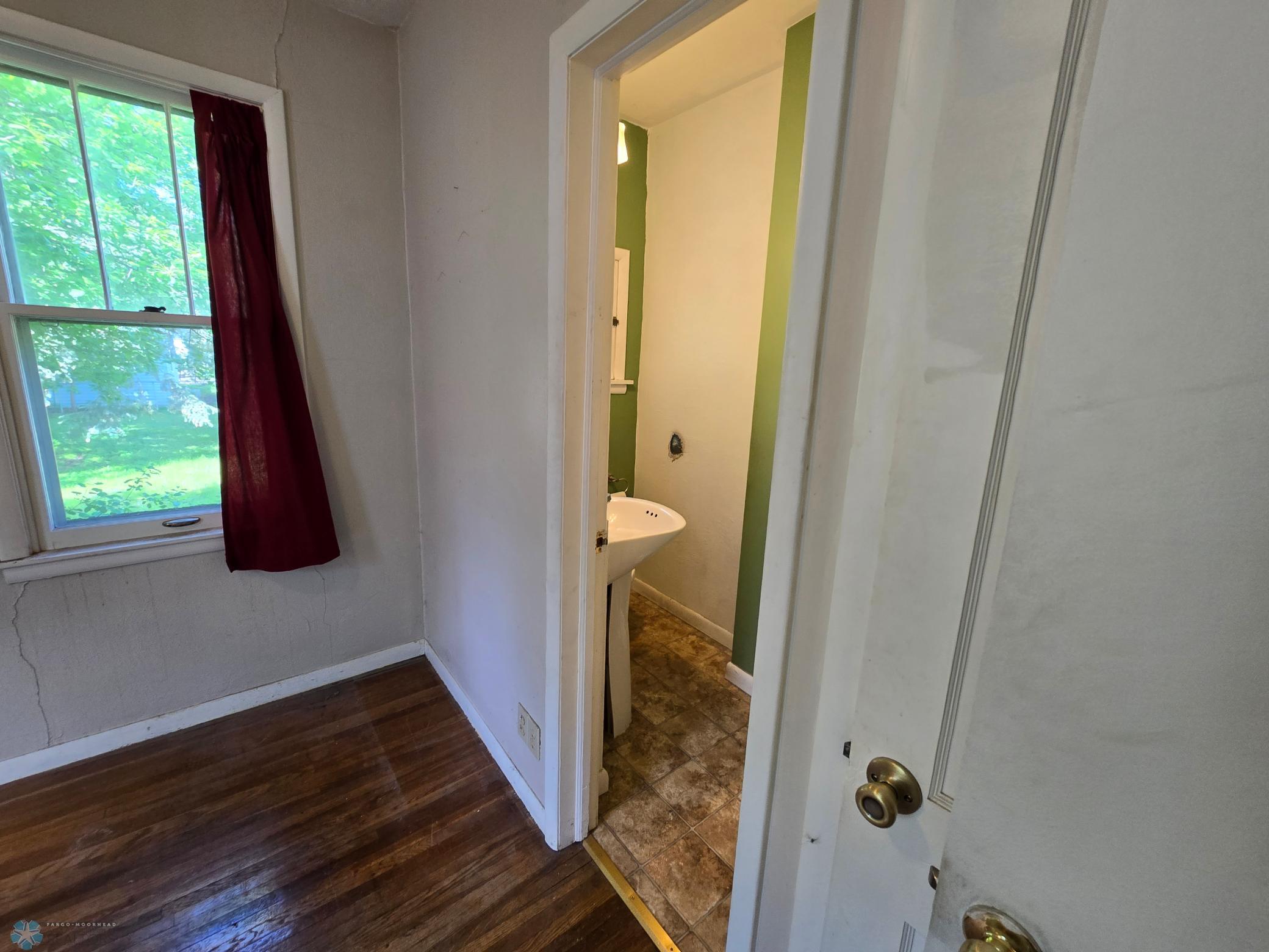 main 1/2 bath