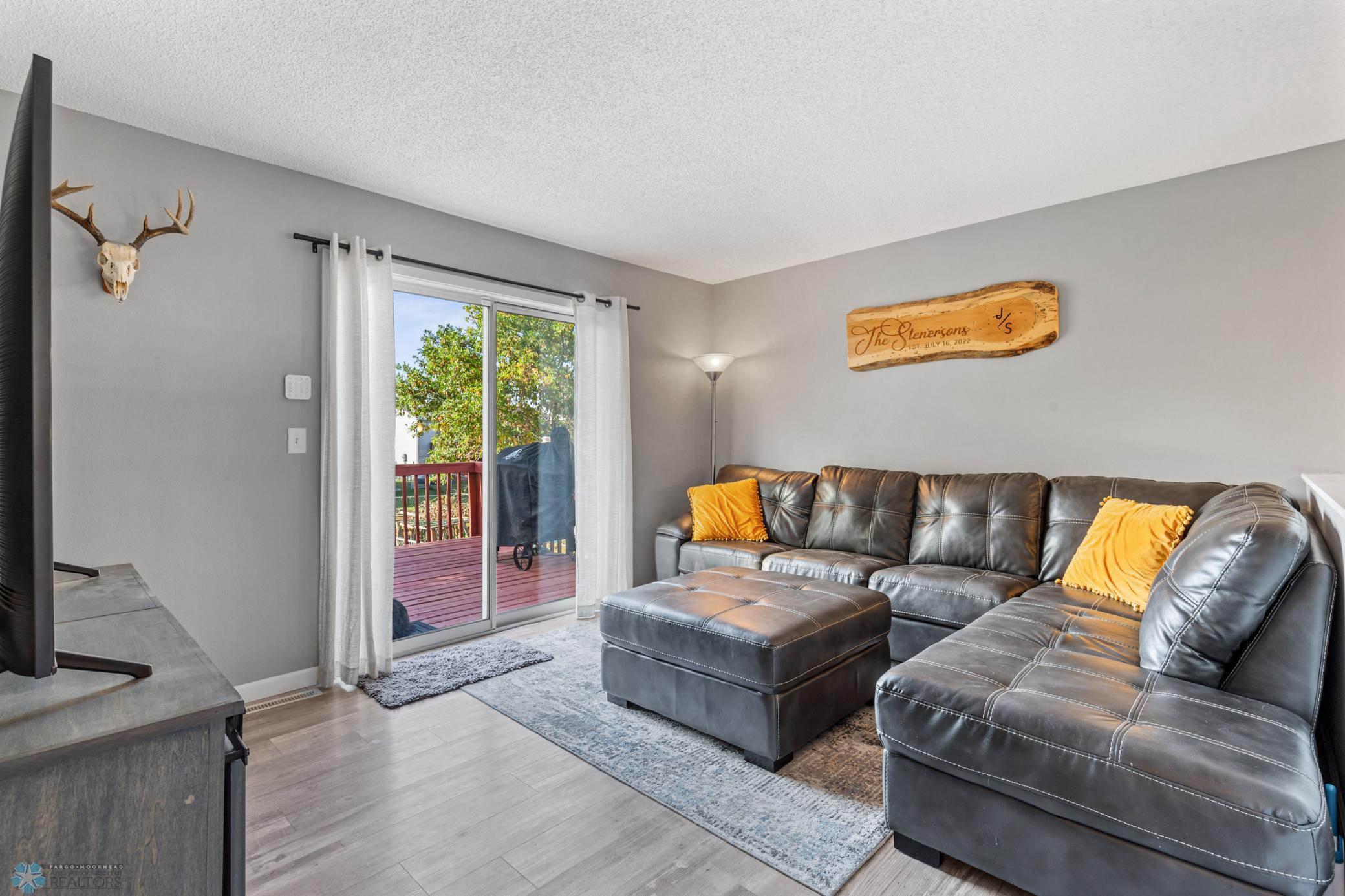 Living room/Deck
