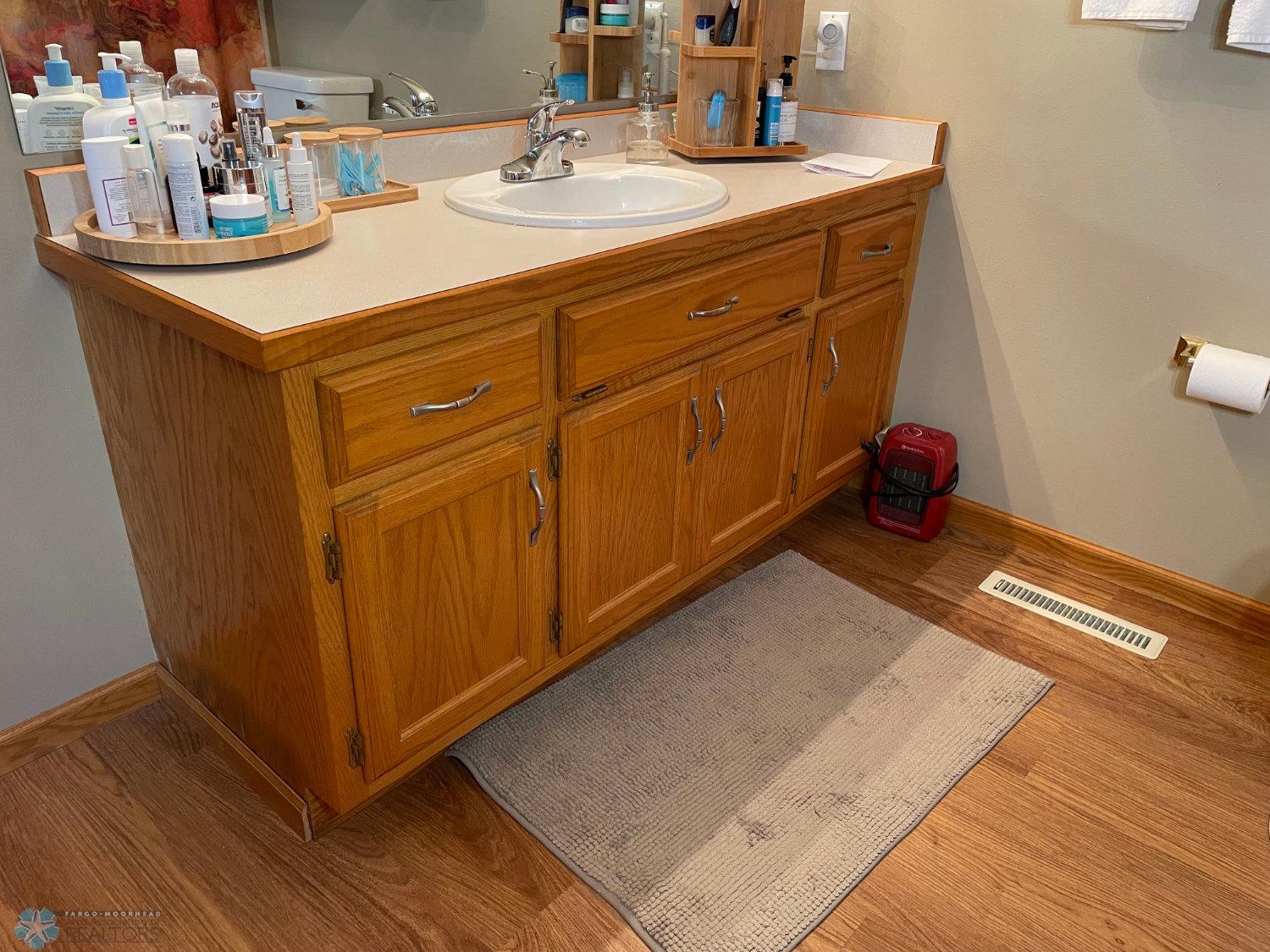 Full Hollywood bath on upper level with large vanity. New vinyl plank floor, toilet and faucet 2024.