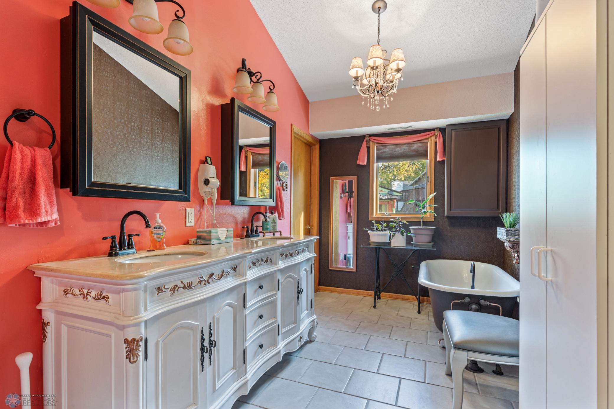 Double vanity, claw foot tub, stand up shower, high ceilings, Hollywood