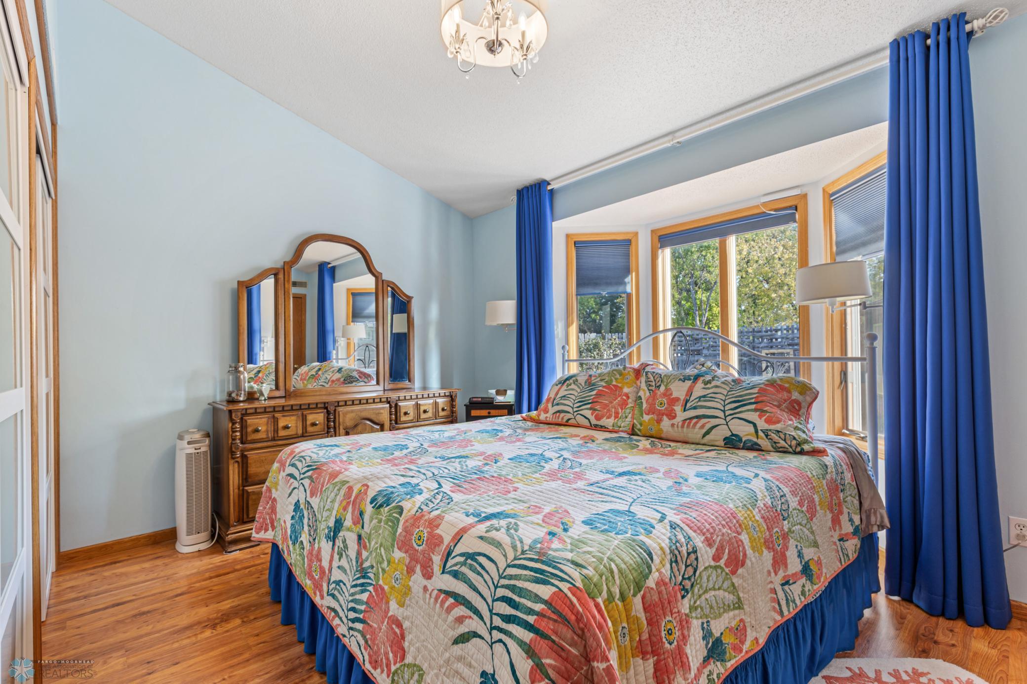Large primary, high ceilings, electric blind on bay window