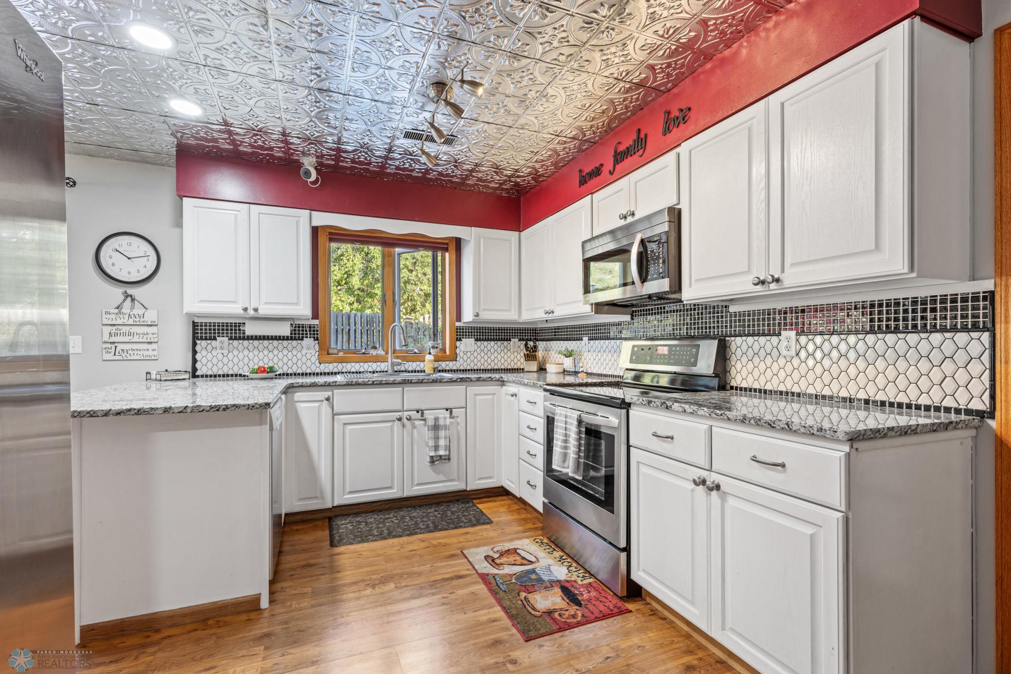 Kitchen, granite countertops, SS appliances, under cab lighting