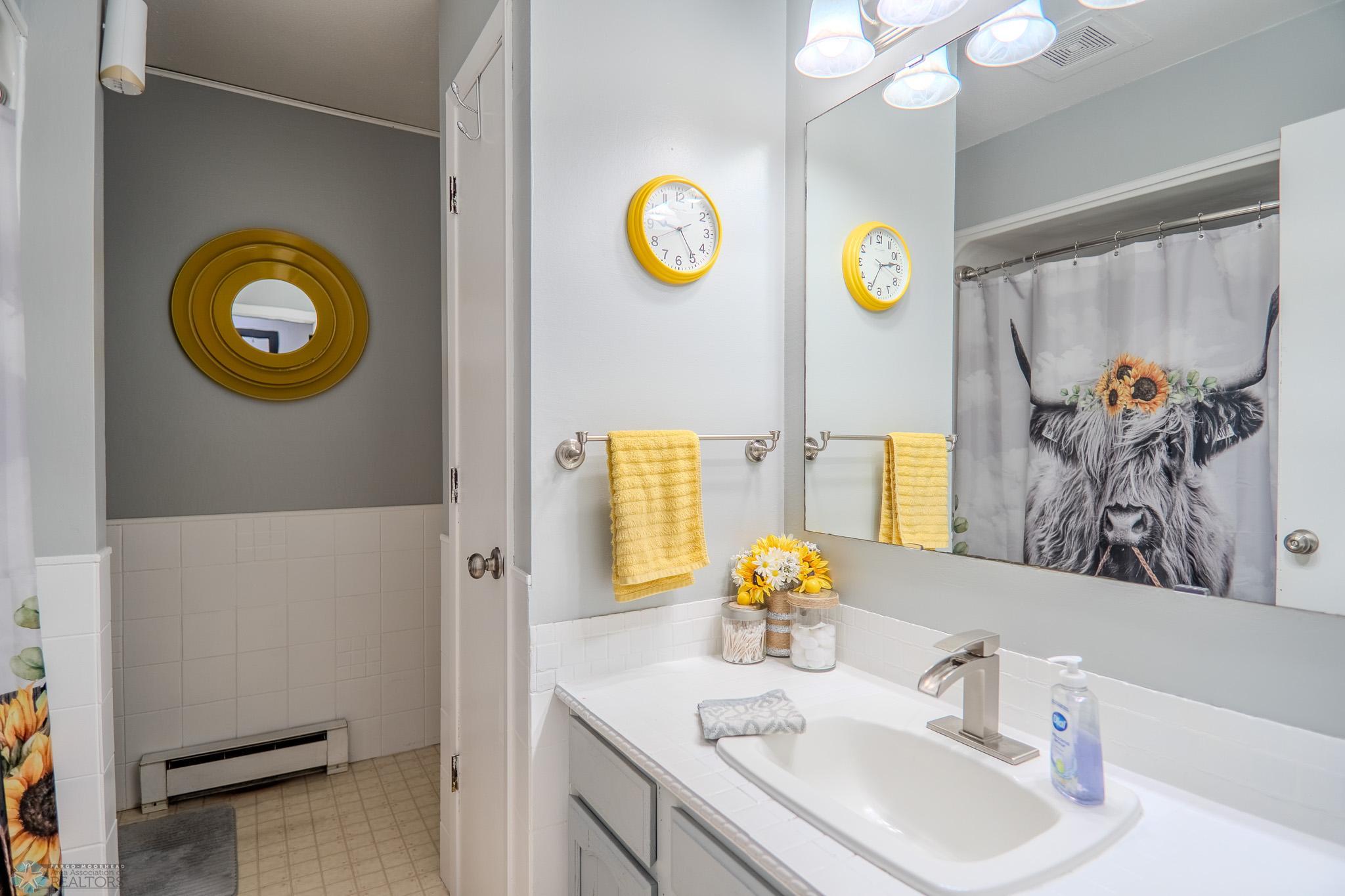 Upper Floor Full Bathroom