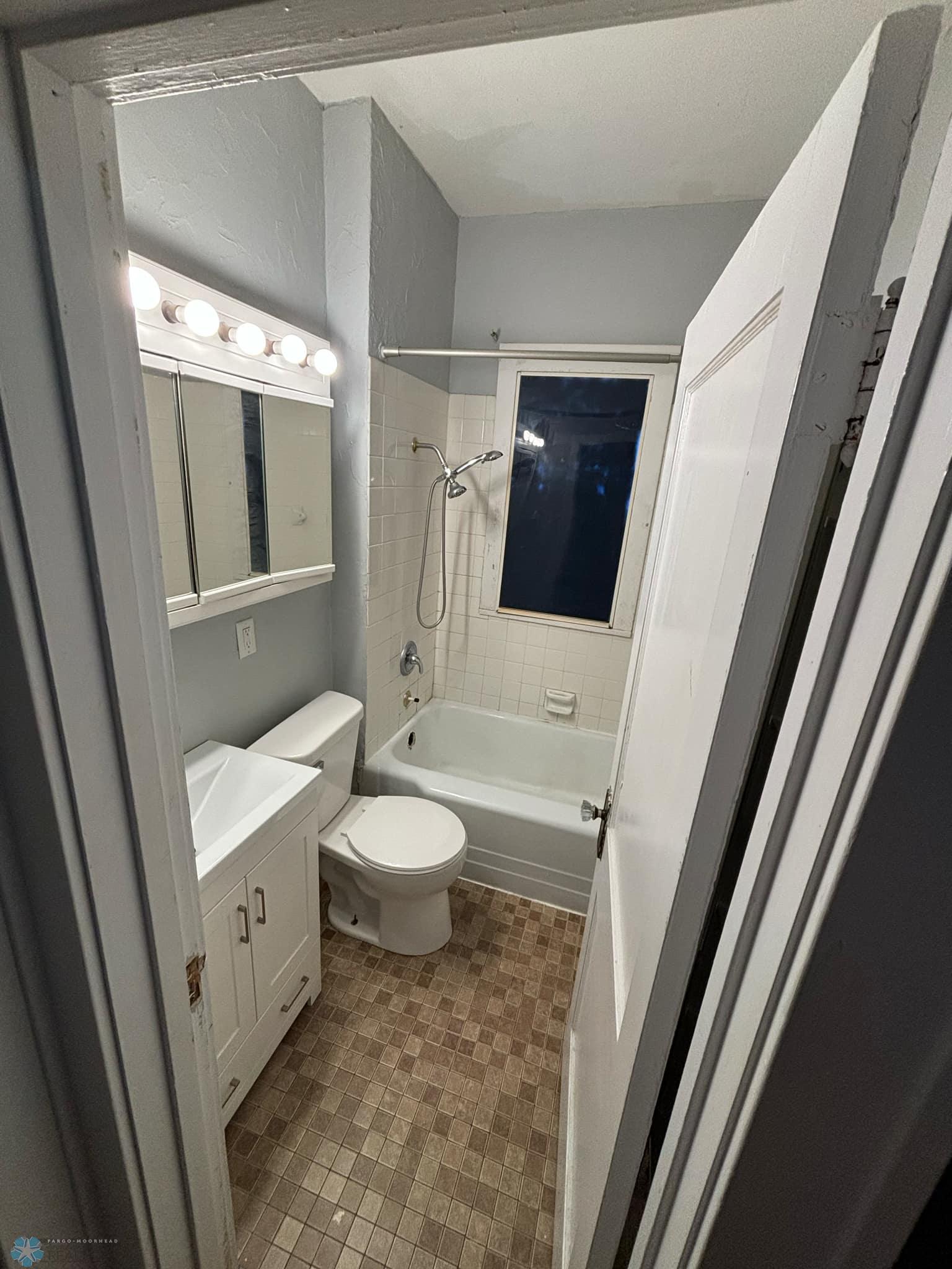 main floor bath.jpeg