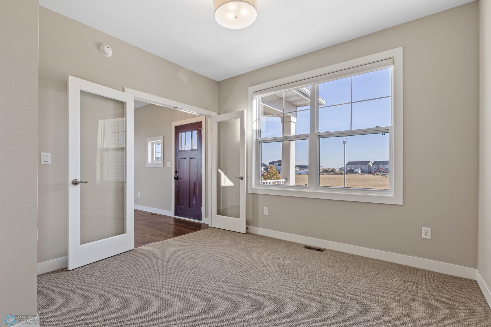 Bedroom/ Office