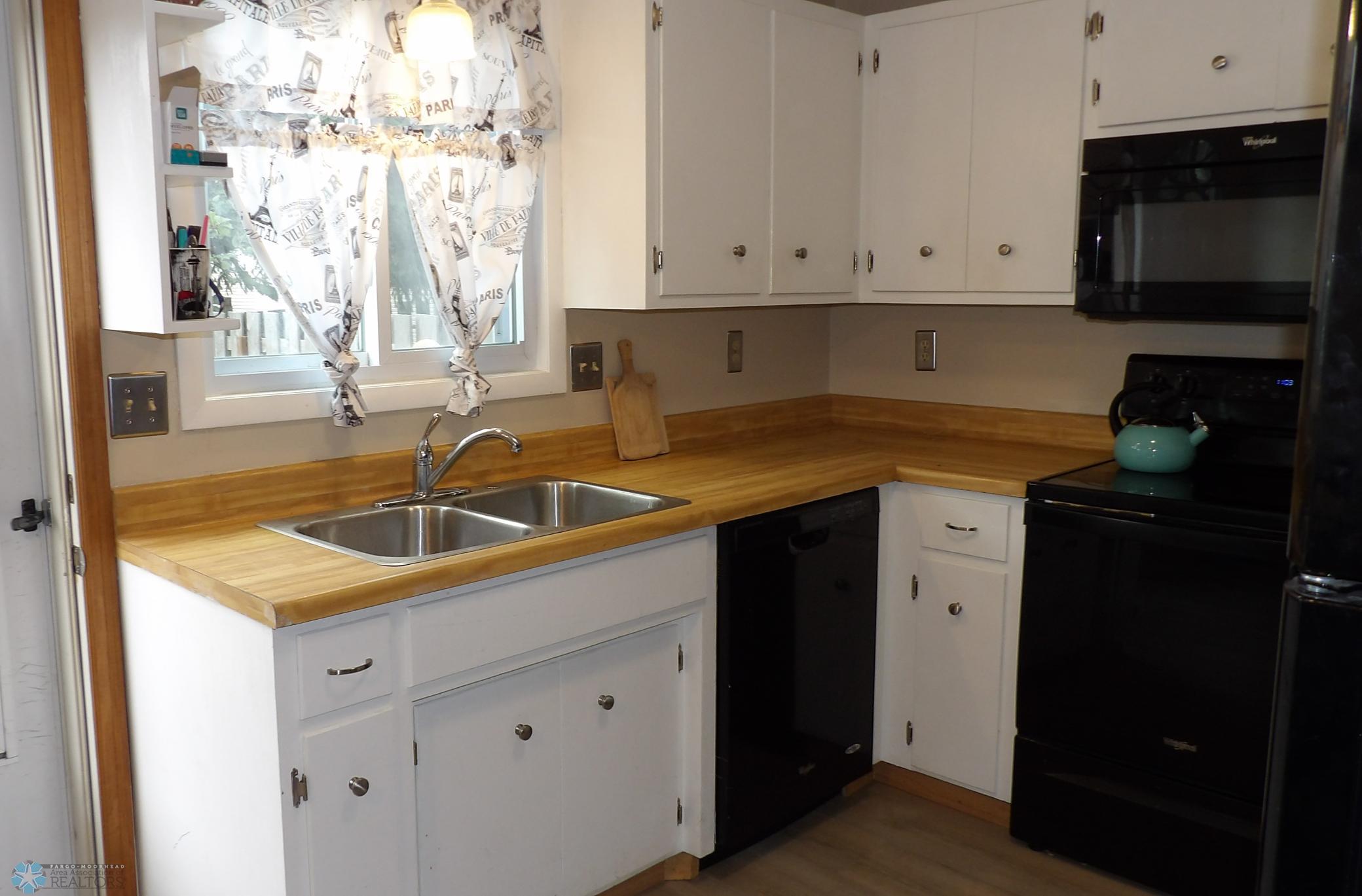 Kitchen2.JPG