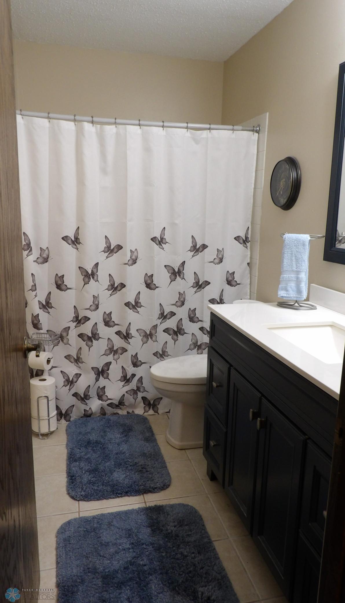 Upper Bath 2.JPG