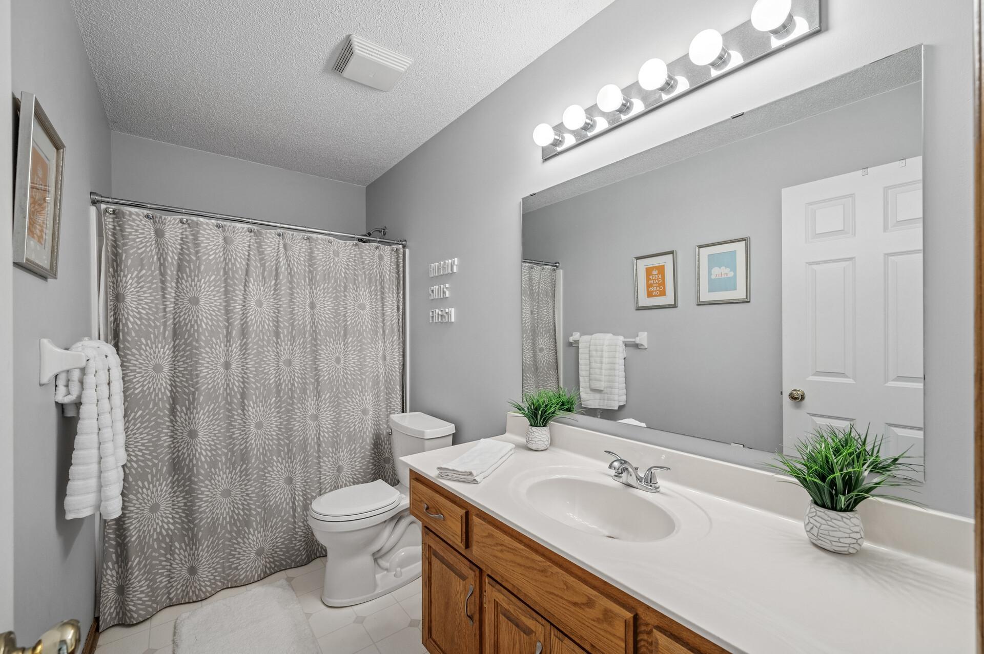 Clean and updated full upper bath