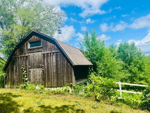 Horse barn is approx 25ft x 30ft and has 2 levels