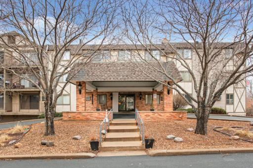 1304 W Medicine Lake Drive, 205, Plymouth, MN 55441