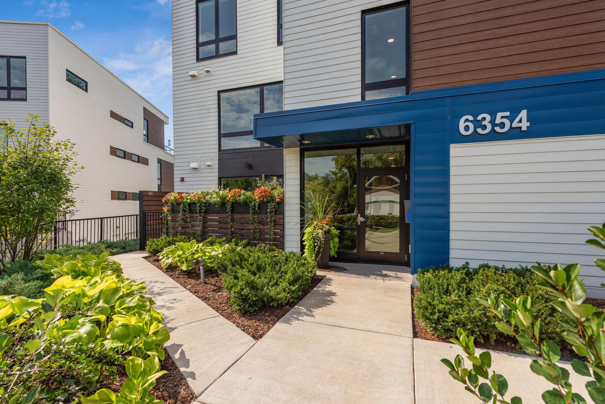 Convenient location, near shops, nature, city, MSP airport, Chain of Lakes, Edina...so much to do!