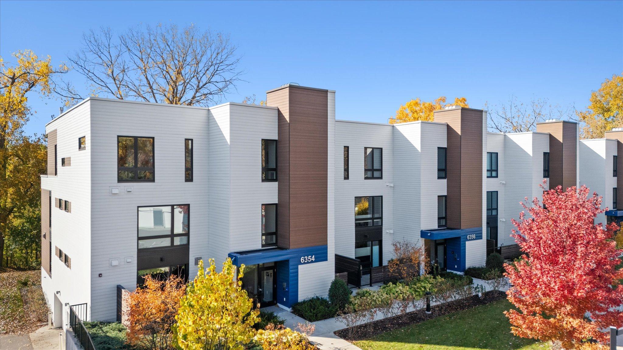 Welcome to Lakeside at Lyndale Gardens! Hidden gem on Richfield Lake