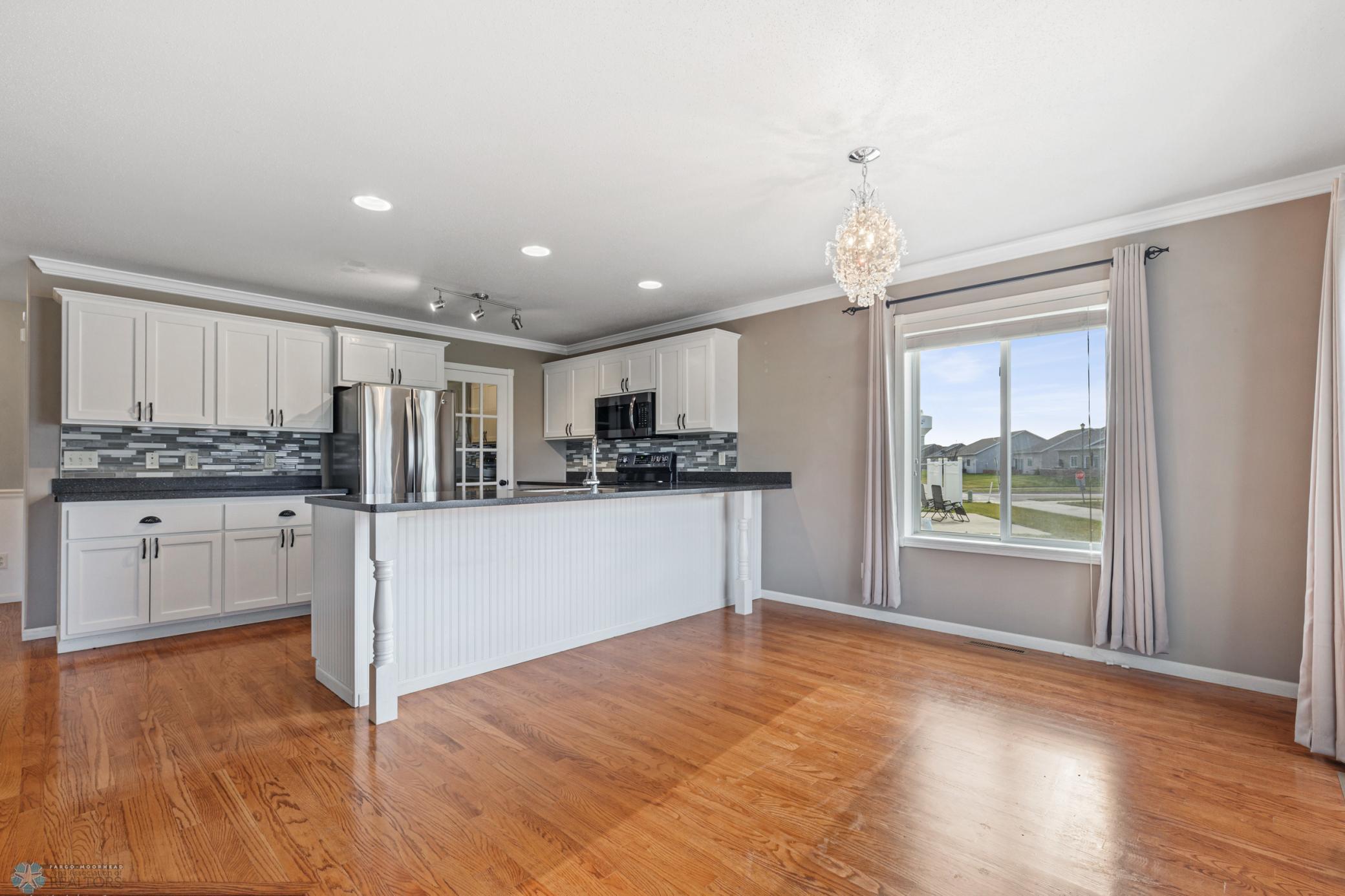 Kitchen & Dining