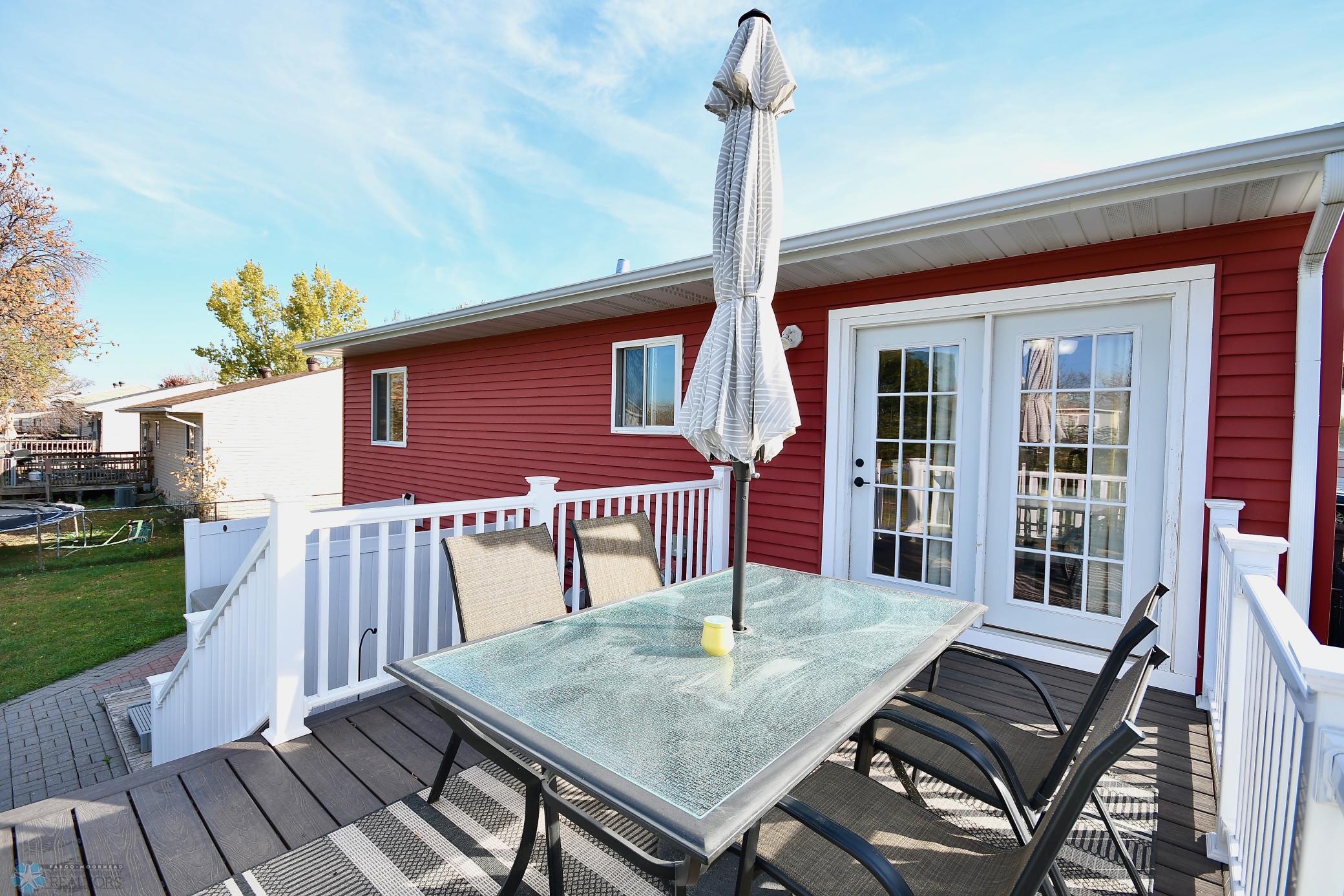 Patio doors off kitchen/dining