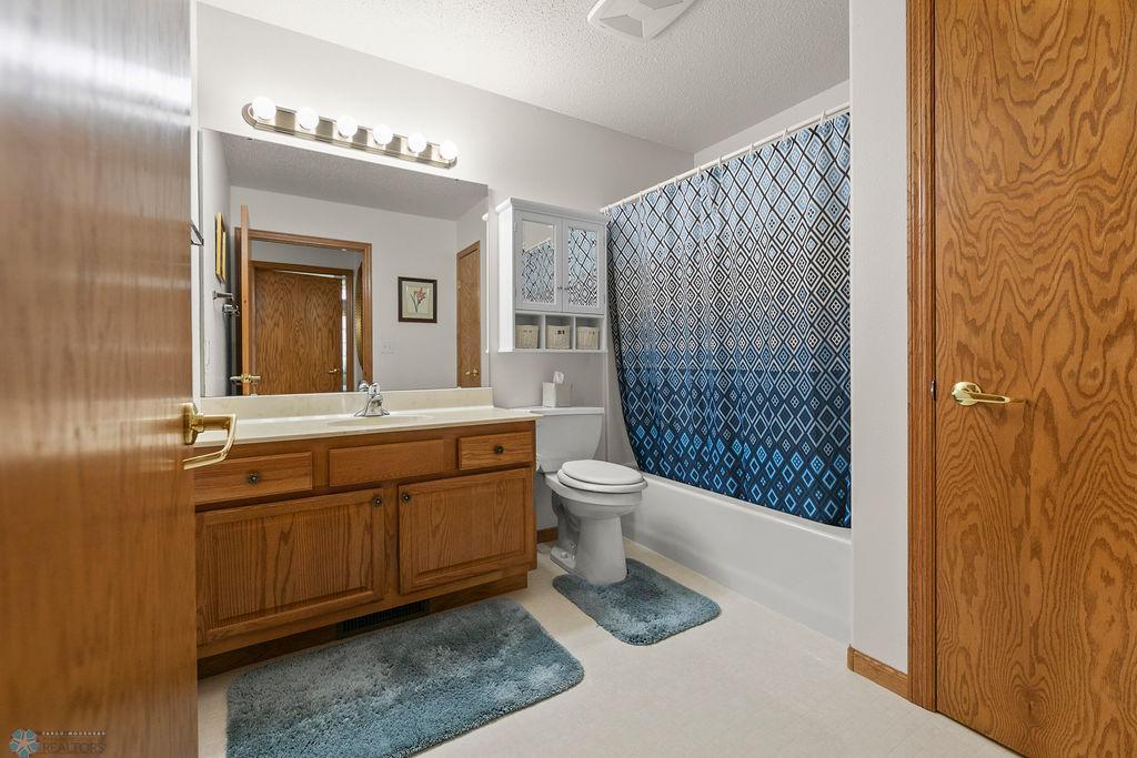 Full bathroom w/ linen closet