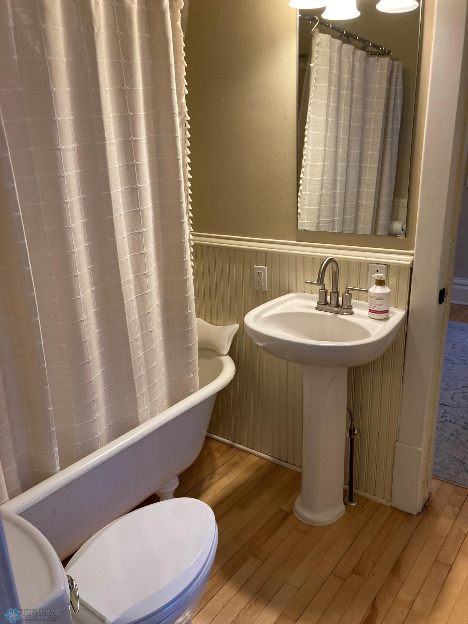 Full Bathroom 2.jpg
