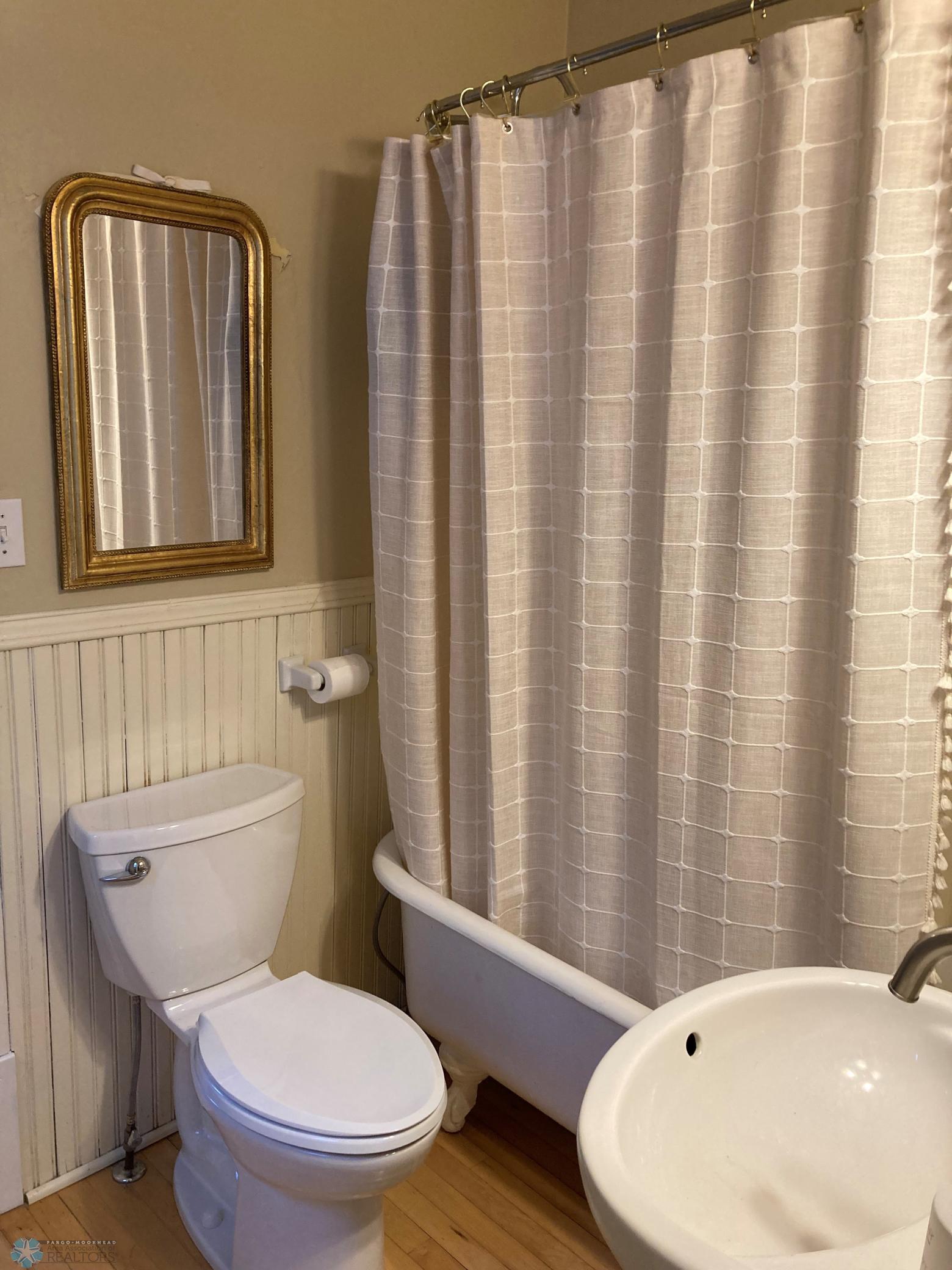 Full Bathroom 1.jpg