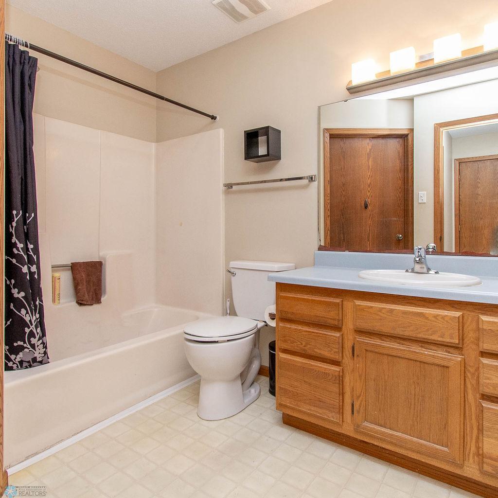 Bathroom 1- Hollywood Bath