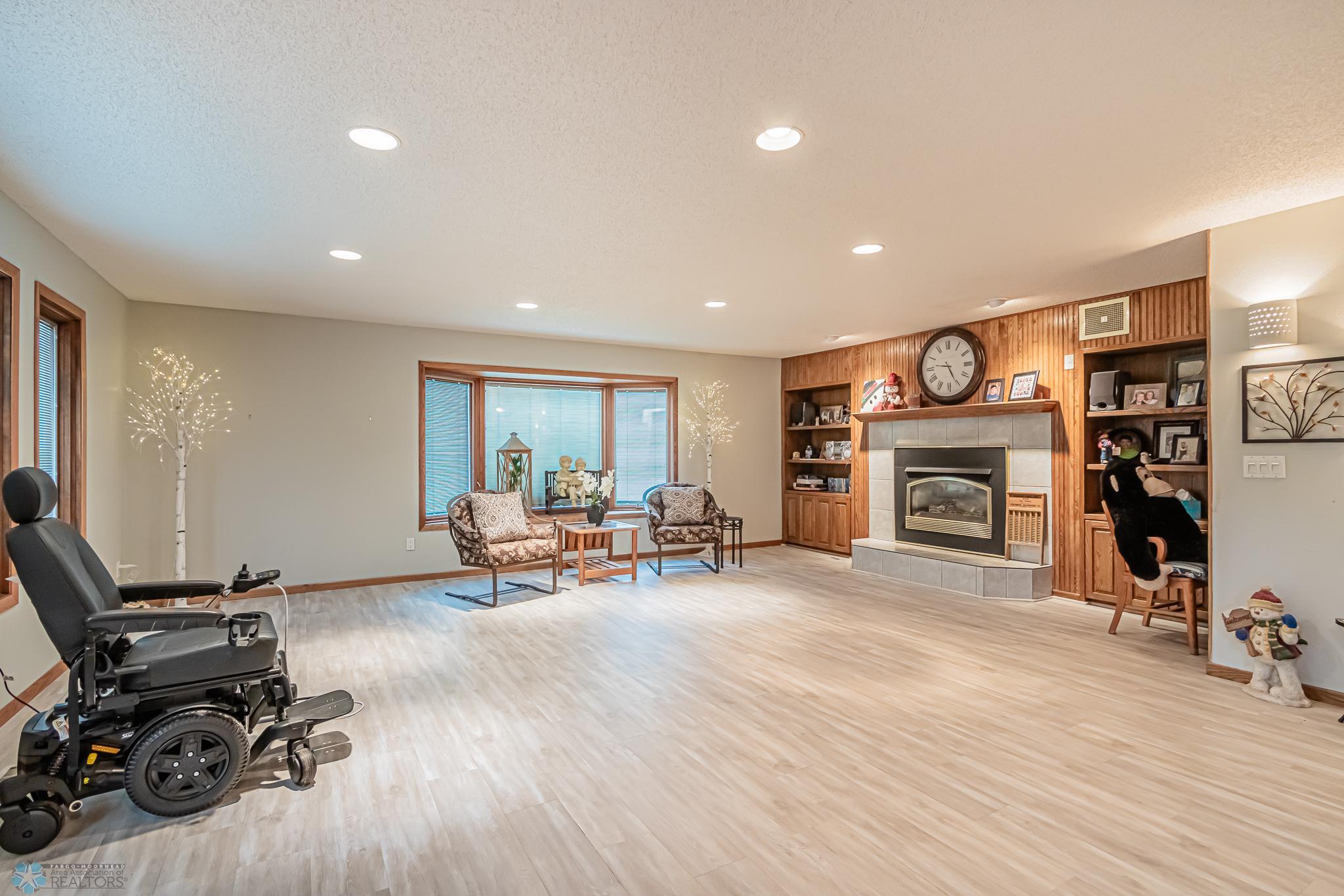 627 7th ave W, West Fargo, ND-04.jpg